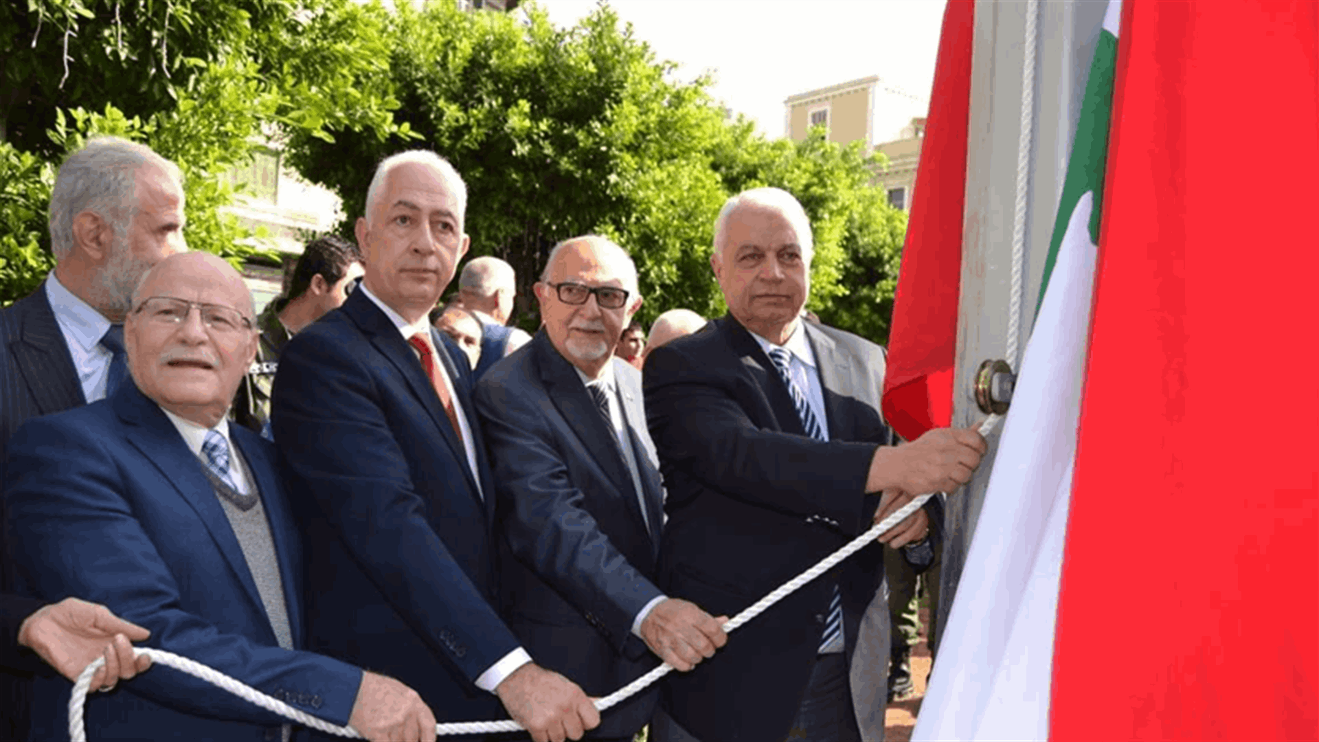 رفع أضخم علم لبناني في طرابلس بمناسبة عيد الاستقلال