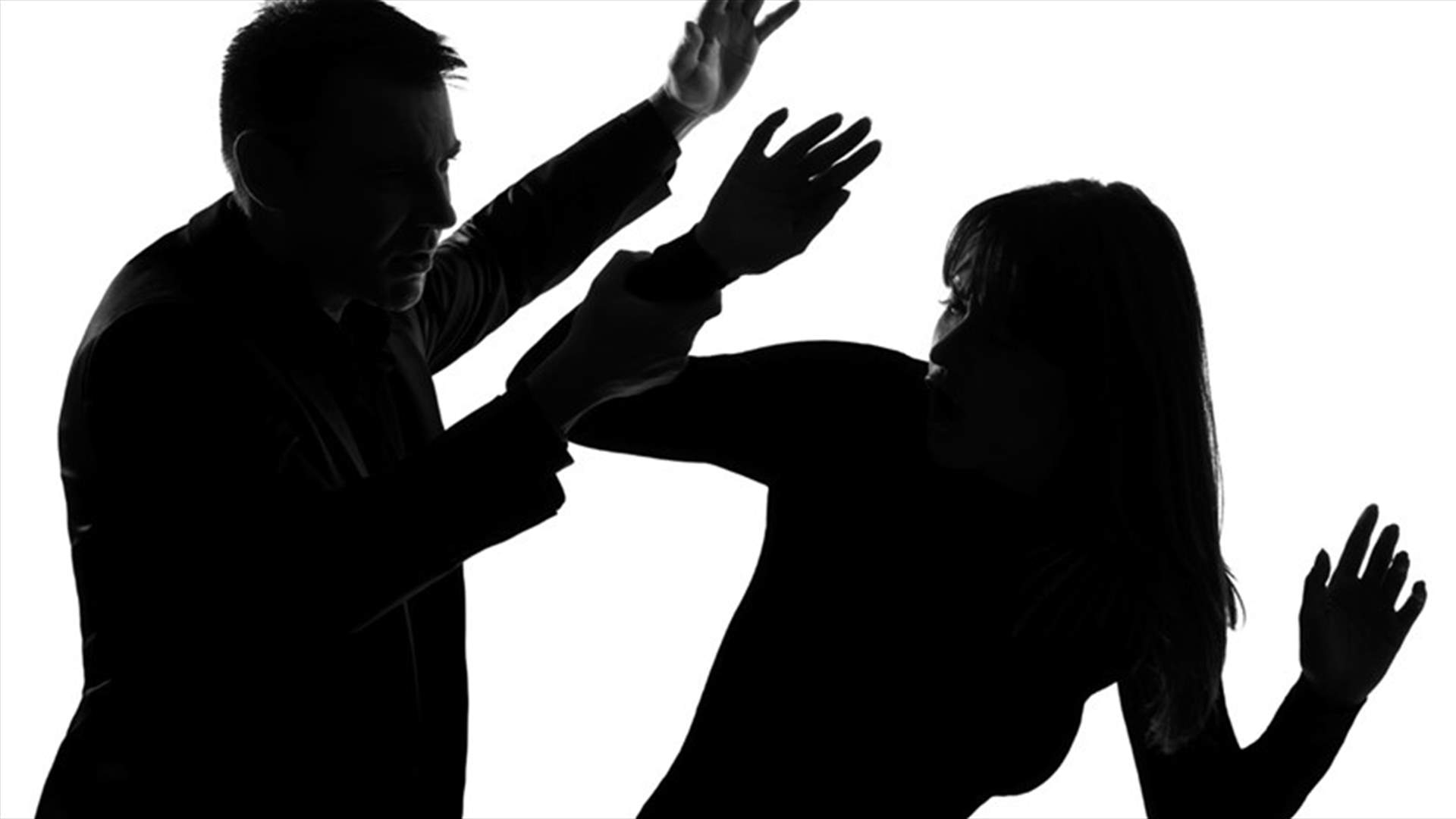 صفعها وتسبّب بثقب طبلة أذنها على خلفية خلاف مروري