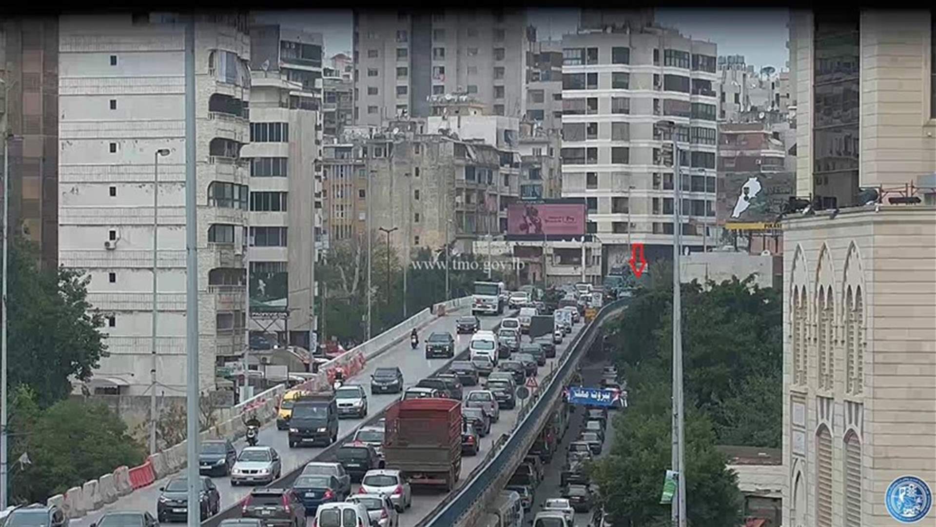 تصادم بين سيارتين على جسر الكولا باتجاه نفق سليم سلام وحركة المرور كثيفة في المحلة(صورة)