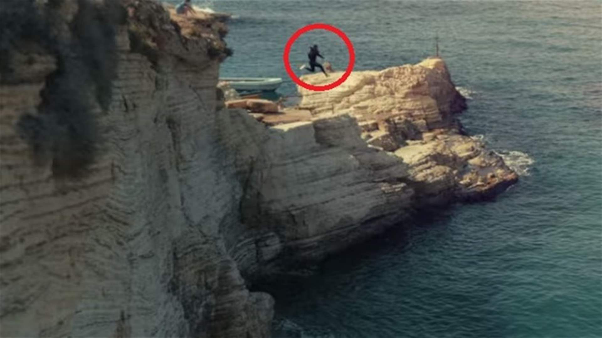 أدهم نابلسي يشعل الإنترنت بأغنيته الجديدة.. هكذا رمى بنفسه من ارتفاع شاهق (بالفيديو)