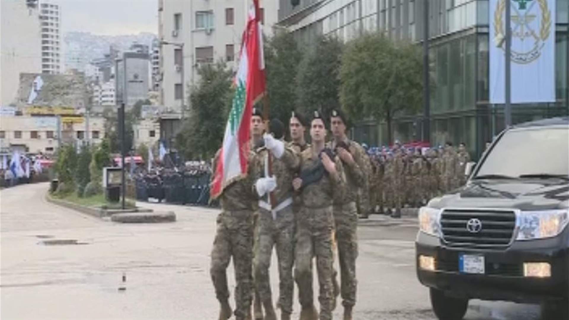 وصول علم الجيش الى جادة شفيق الوزان - بيروت قبيل بدء العرض العسكري الذي سيقام في الذكرى 75 للاستقلال