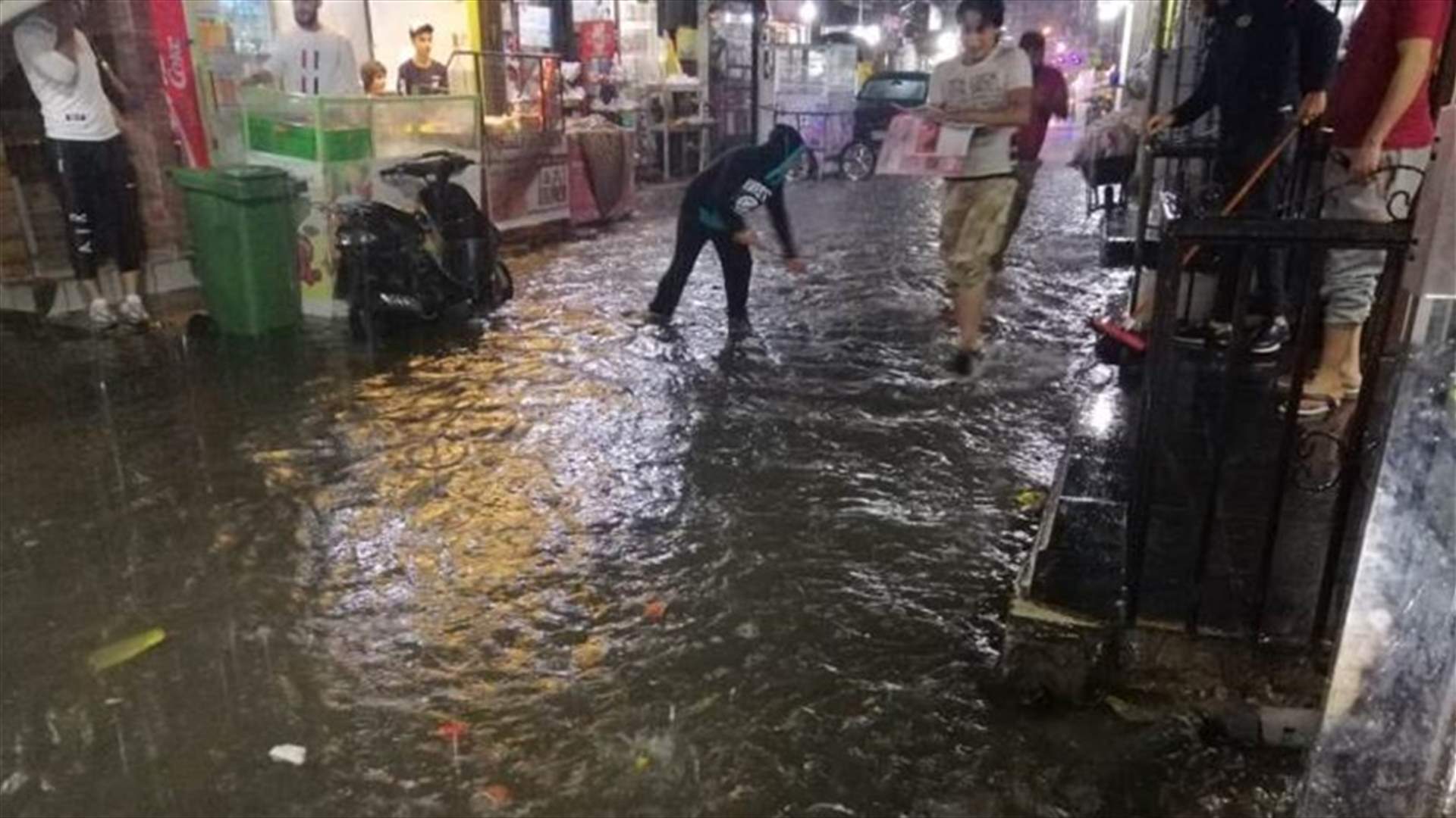 دخول مياه الأمطار إلى منازل ومحال في مخيم عين الحلوة