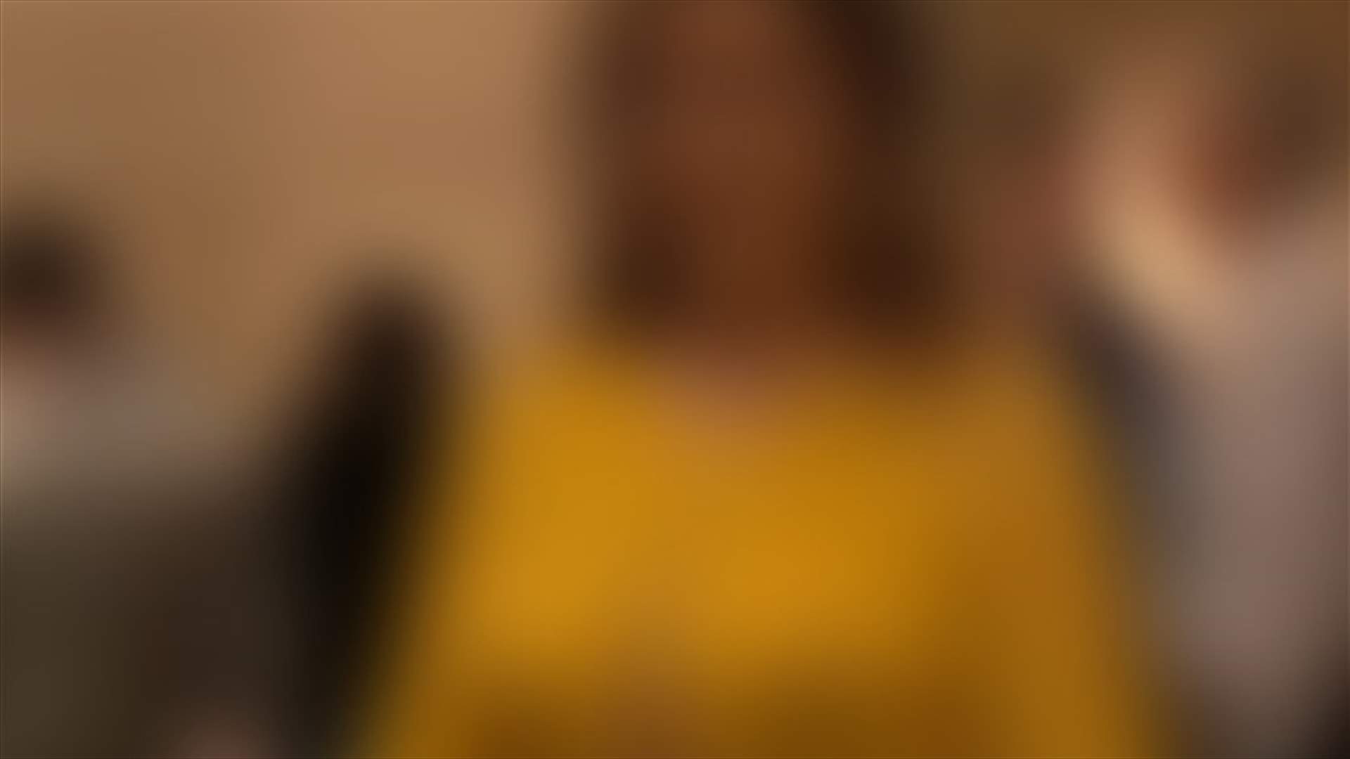 ممثلة عربية بفستان شفاف على السجادة الحمراء في القاهرة! (فيديو)