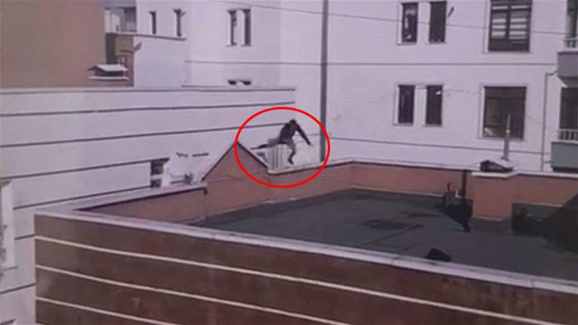 توفي وهو يقفز... فيديو يوثق الحادث
