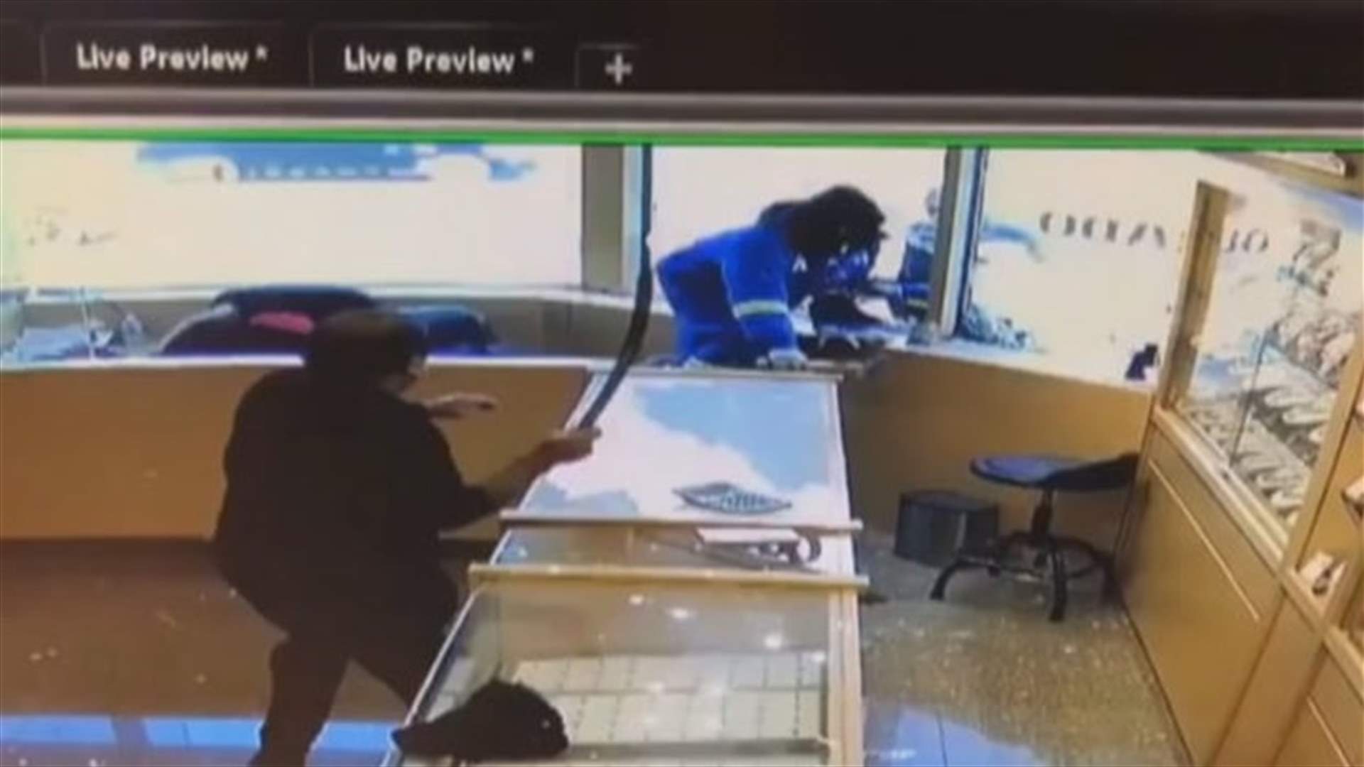 من محاولة سرقة إلى مواجهة بالسيوف... ماذا حصل داخل متجر مجوهرات؟