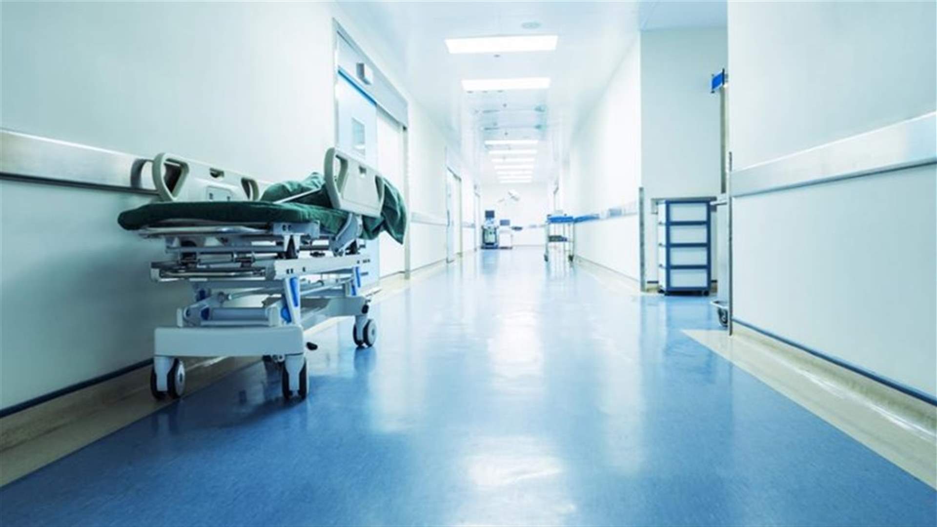 سيدة توثّق مشهداً صادماً داخل مستشفى... هكذا تُرك ابنها طوال الليل!
