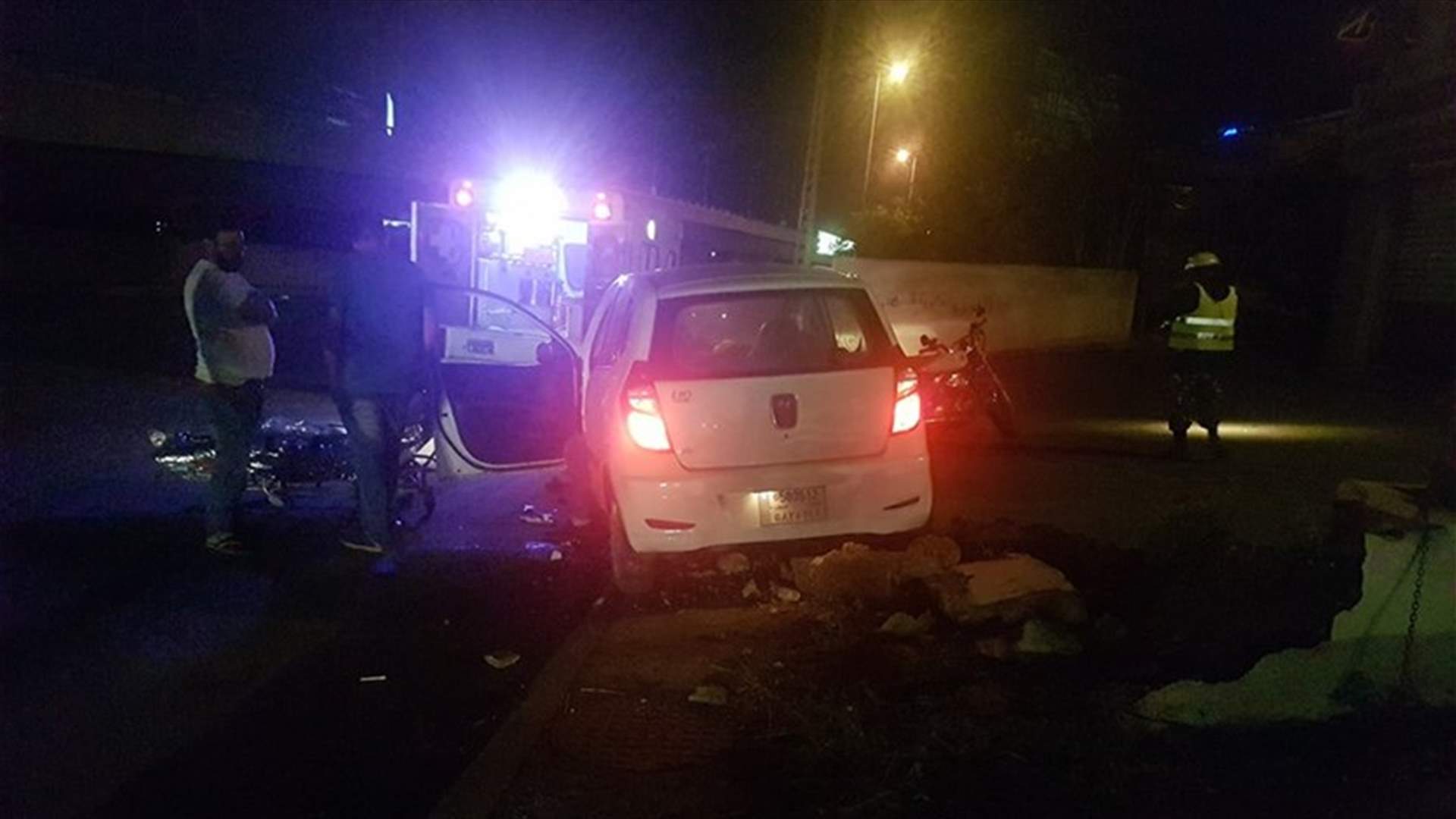 جريح بحادث سير في نهر الموت