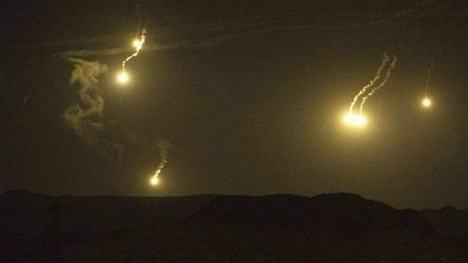 الجيش الاسرائيلي يطلق قنابل مضيئة فوق موقع الرادار شرق بلدة شبعا