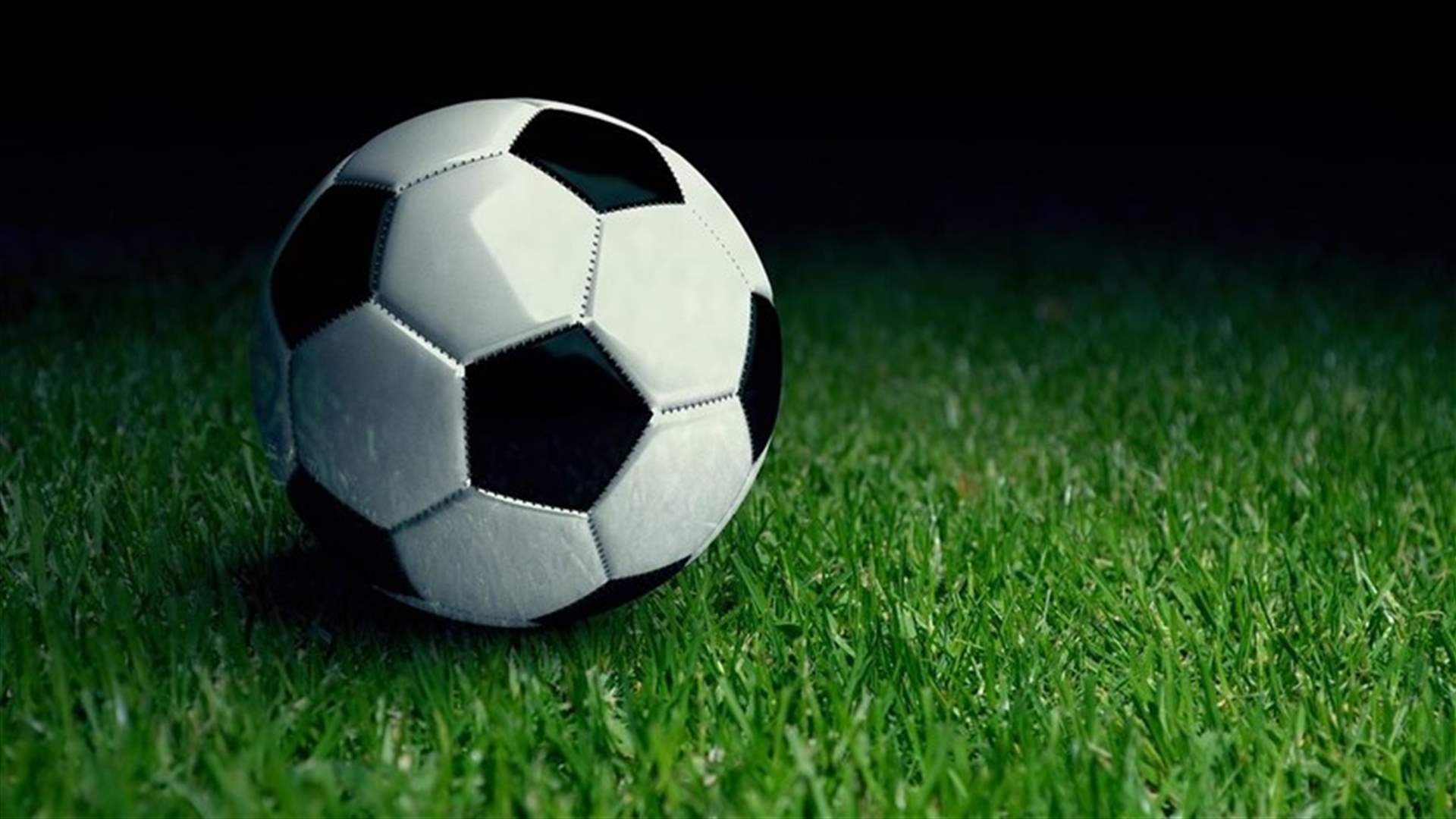تأجيل انطلاق مباراة بيرنلي ونيوكاسل بسبب سقوط مراقب اللقاء...