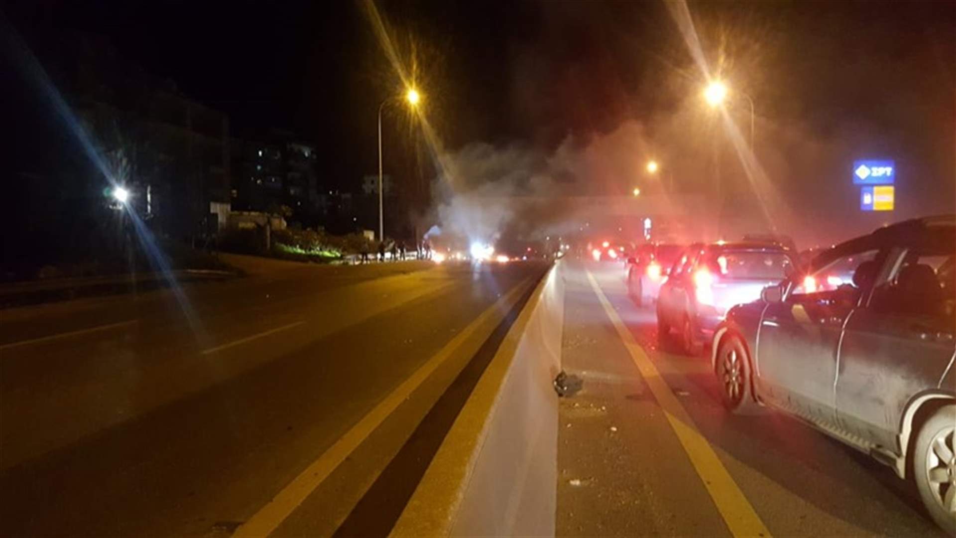 قطع طريق اوتوستراد الجية واوتوستراد الناعمة...ما السبب؟ (صور)