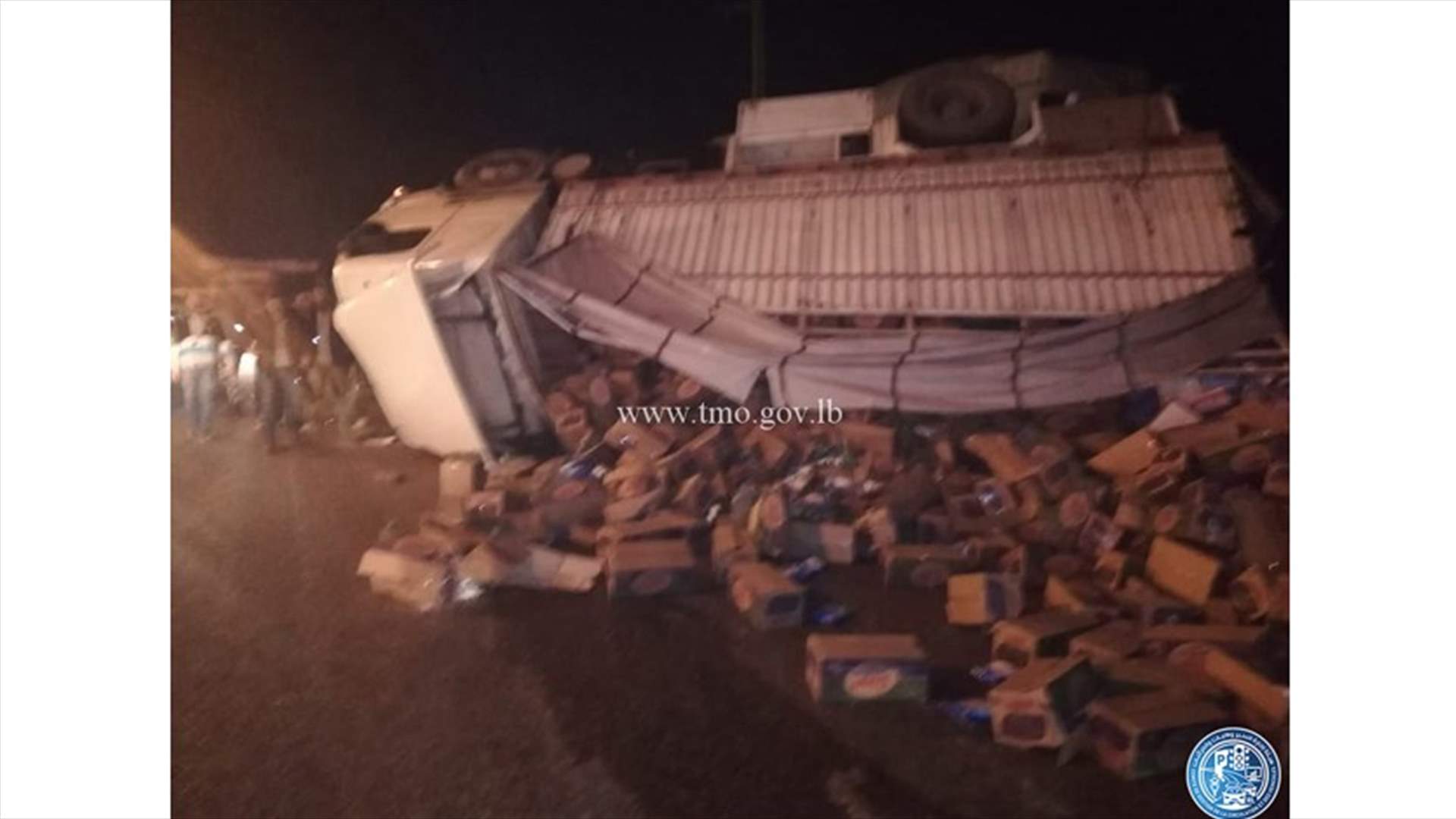 انقلاب شاحنة مع حمولتها على منعطفات عاريا... (صورة)