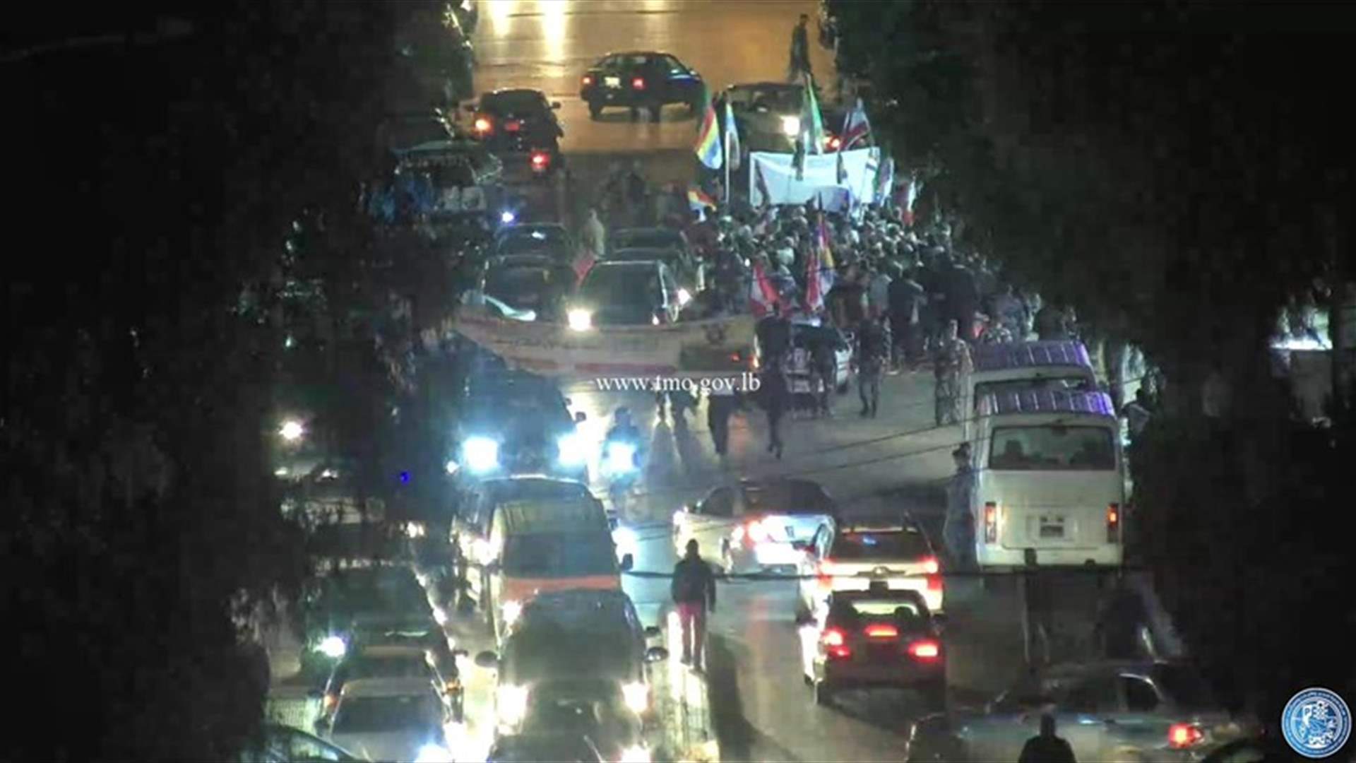 التحكم المروري: قطع الطريق الممتد من الكولا باتجاه الاونيسكو من قبل بعض المحتجين (صورة)