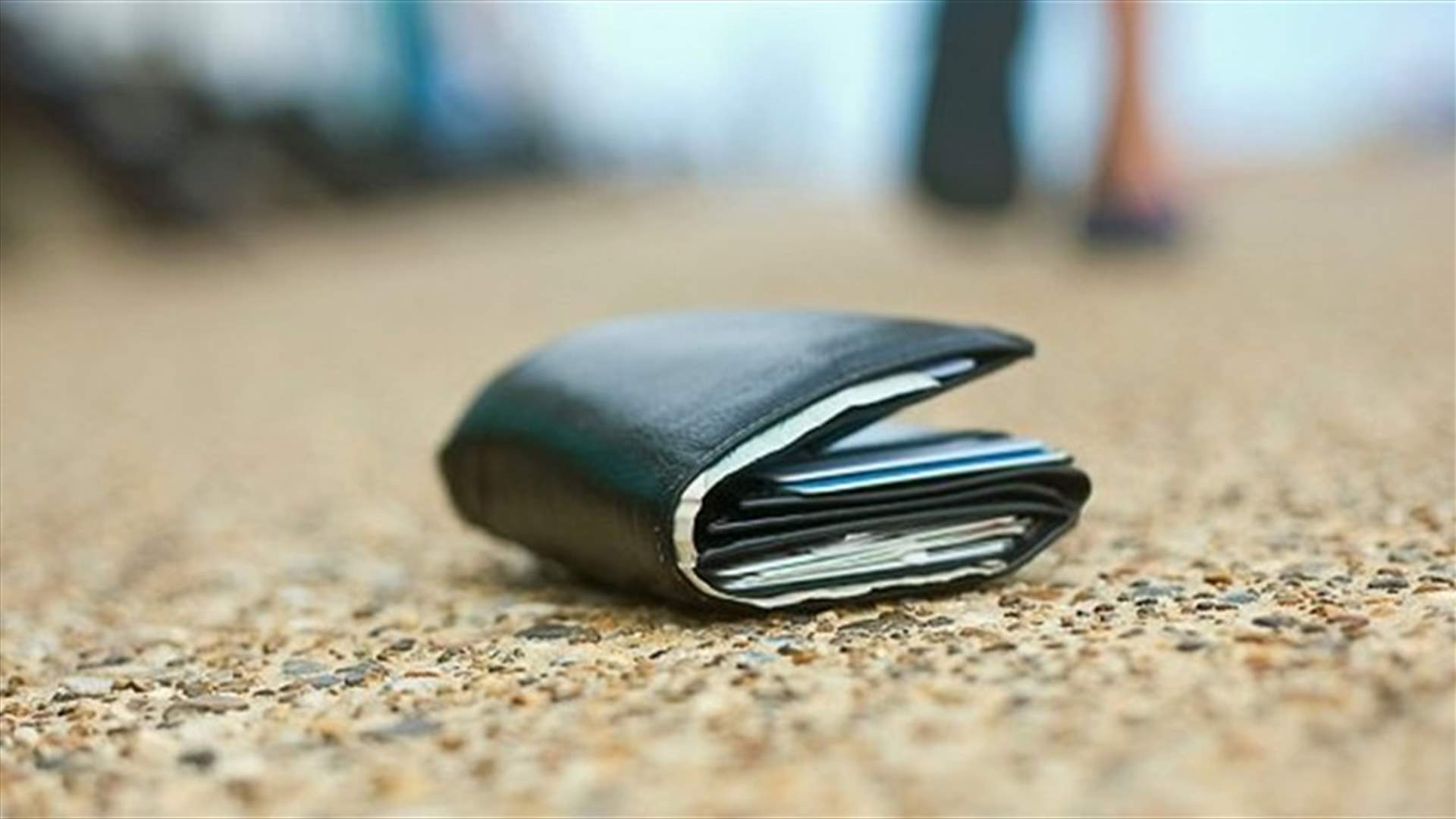 استعاد محفظته بعدما فقدها بمفاجأة غريبة بداخلها