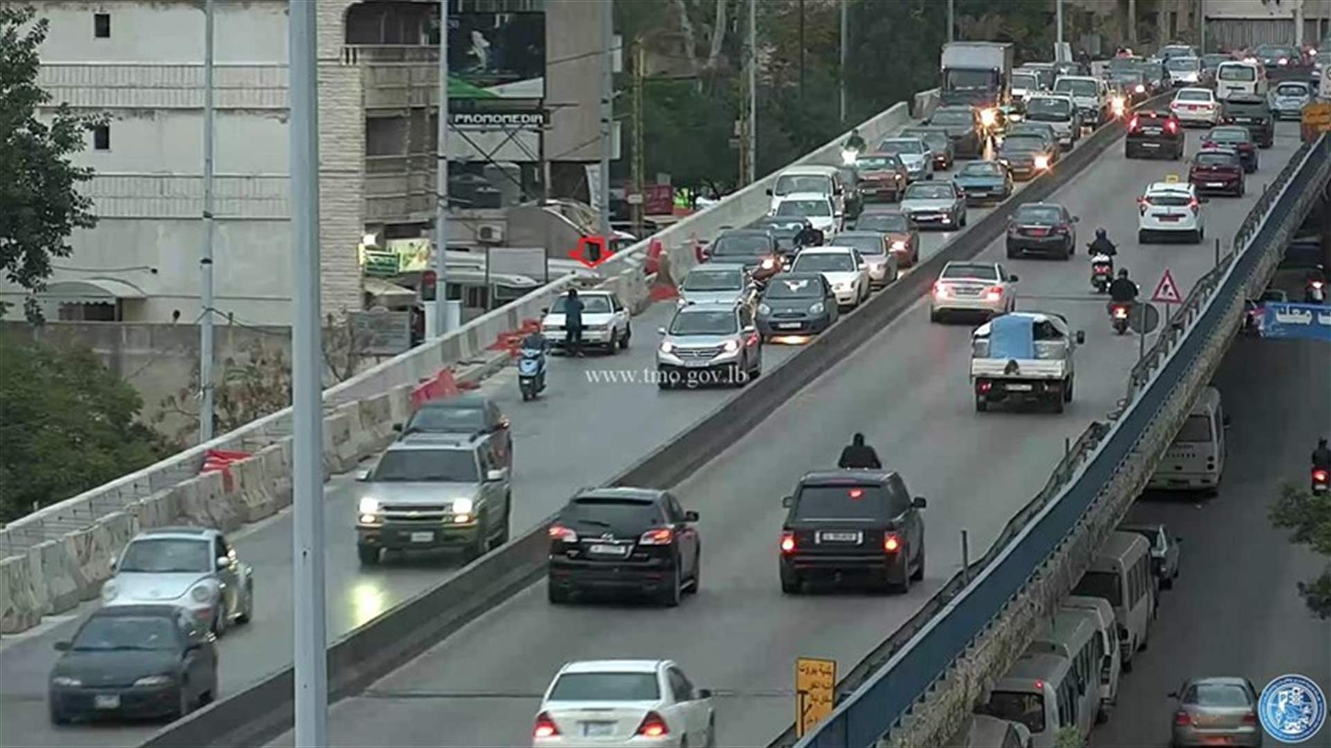 تعطل سيارة على جسر الكولا باتجاه المدينة الرياضية وحركة المرور كثيفة في المحلة(صورة)
