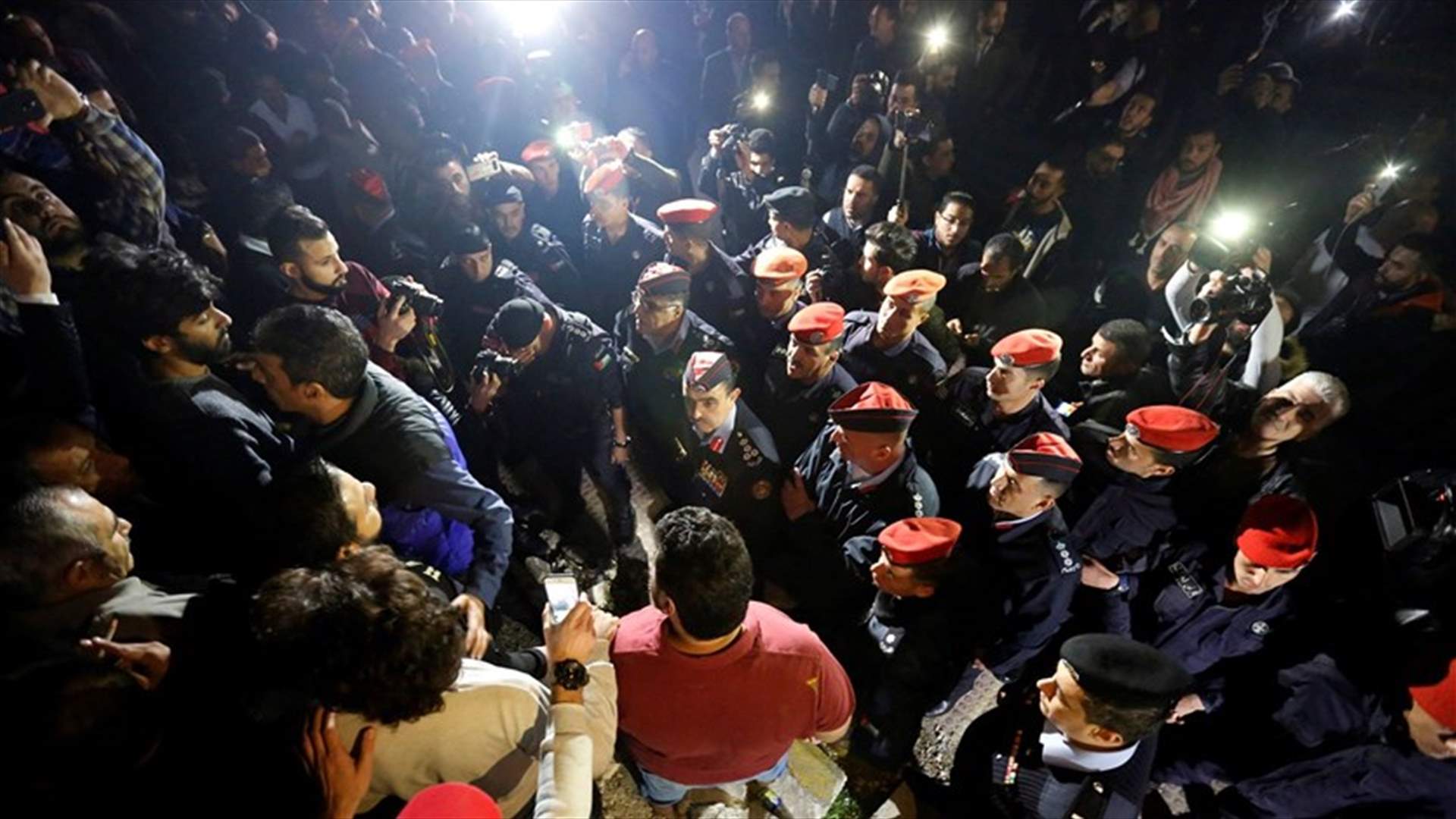 مئات الأردنيين يتظاهرون احتجاجا على قانون جديد للضريبة (صور)