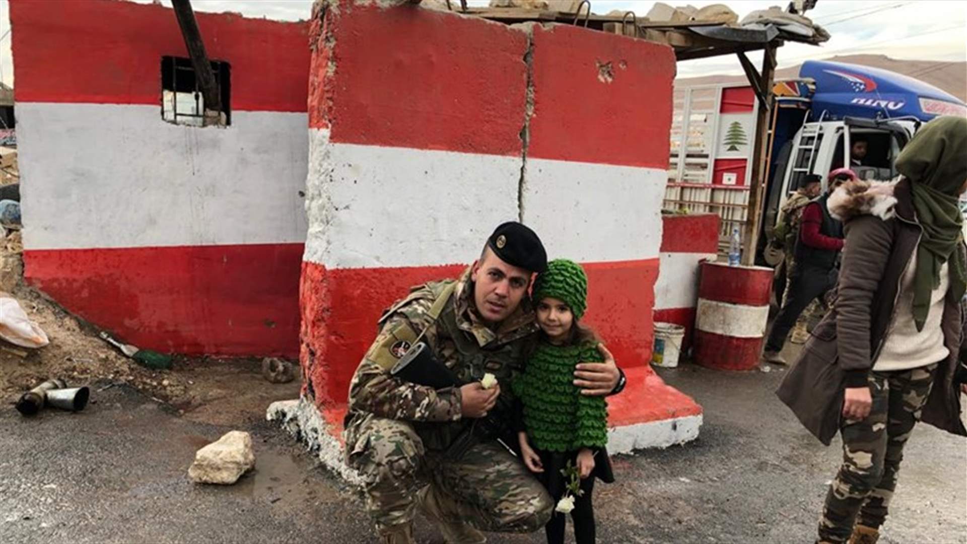 مجموعة من الشباب ترد على البيانات التي استهدفت الجيش بتقديم الزهور لعناصر اللواء التاسع في عرسال (صور)