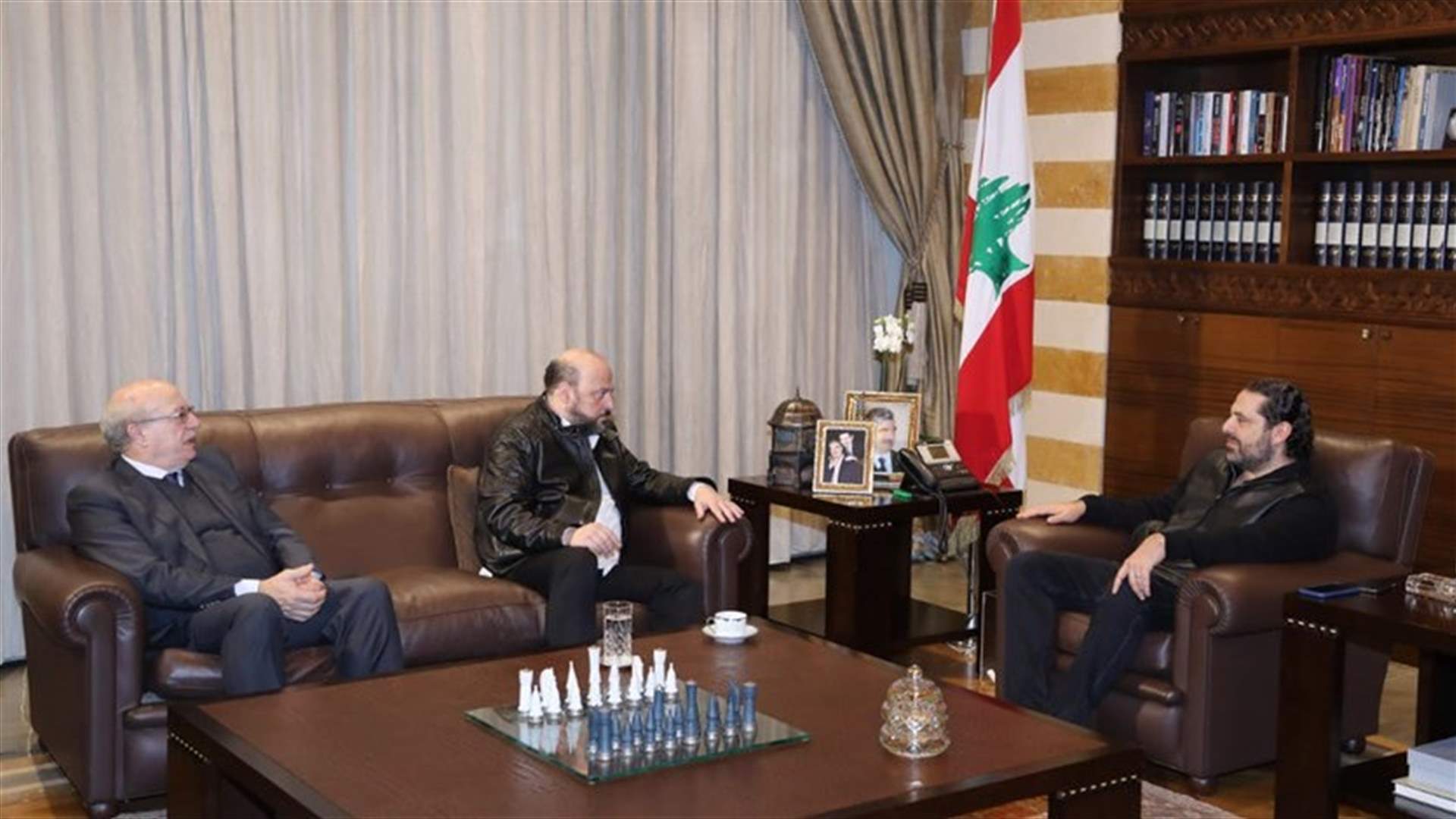 Al-Riachy meets with Hariri in Beit al-Wasat, delivers message from Geagea