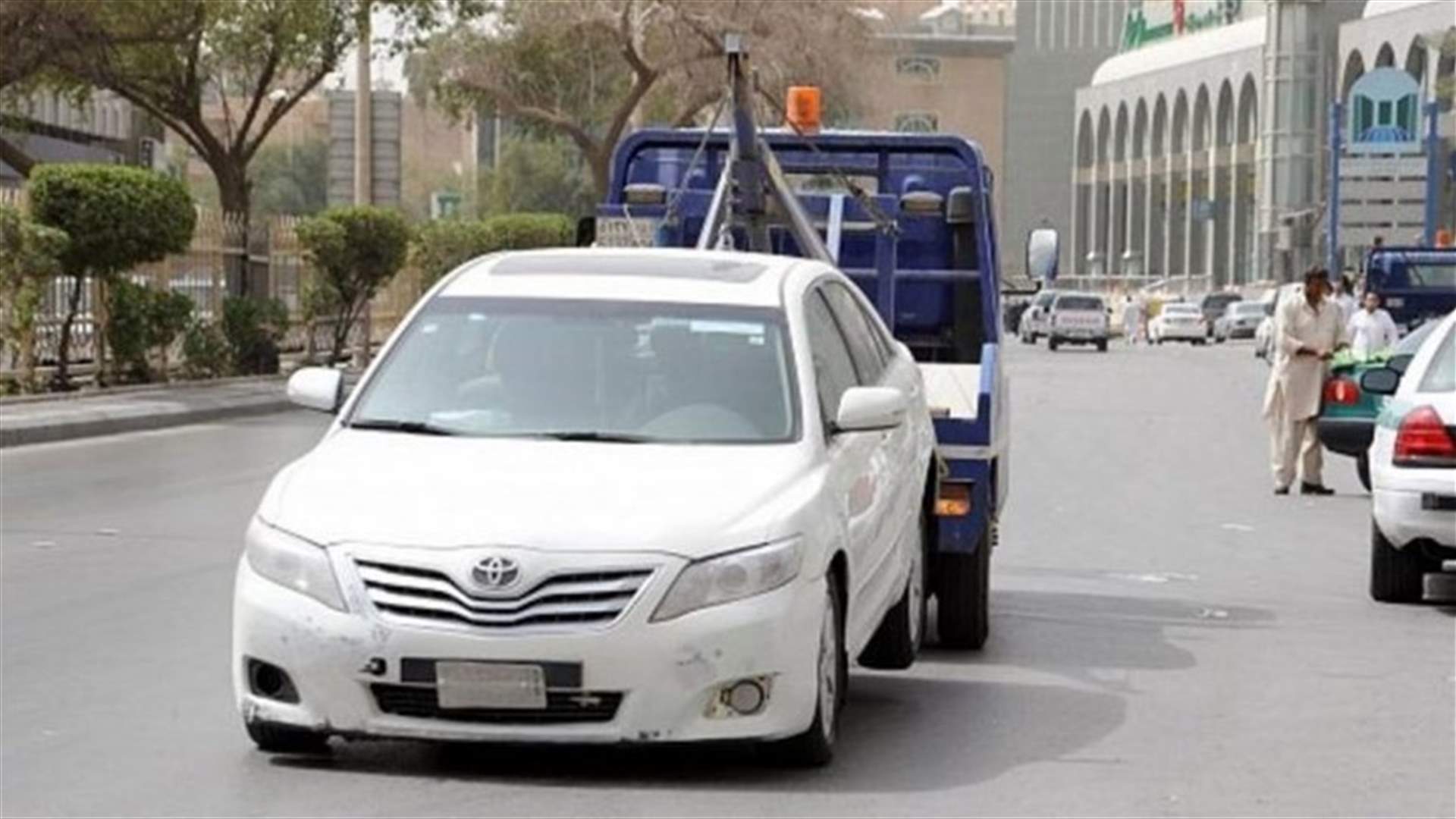 في السعودية... سحب مركبة مخالفة بداخلها طفلة نائمة