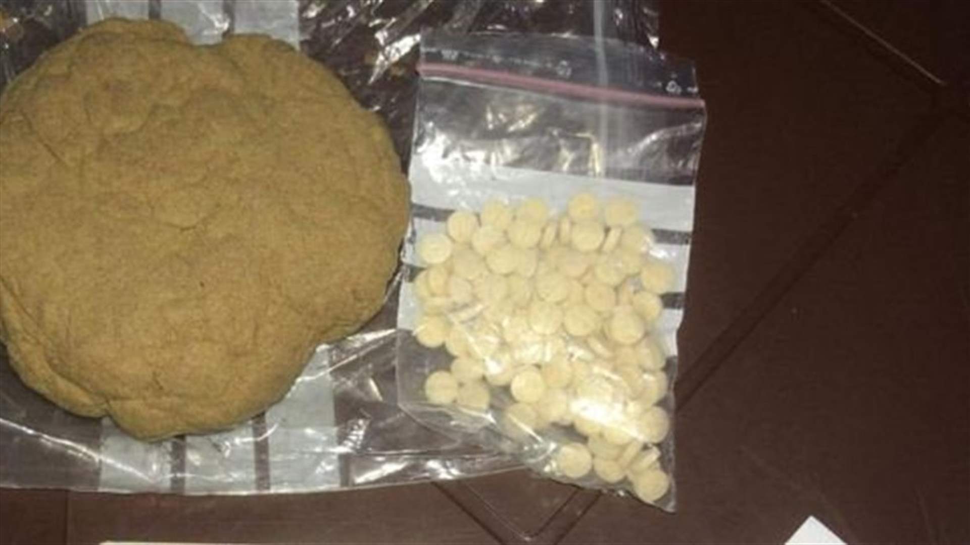 توقيف سوري بحوزرته 100 حبة كبتاغون وكمية من حشيشة الكيف (صورة)