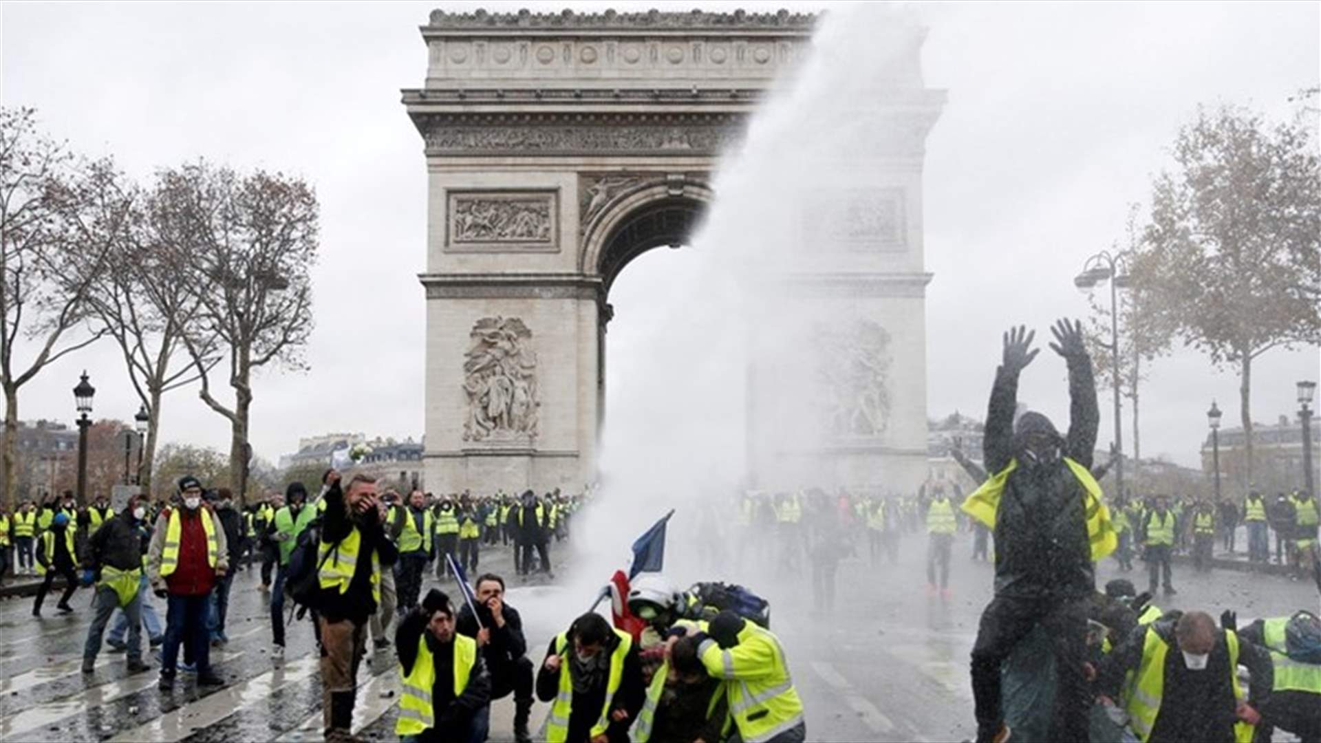 Macron set for tax U-turn to quell "yellow vest" protests