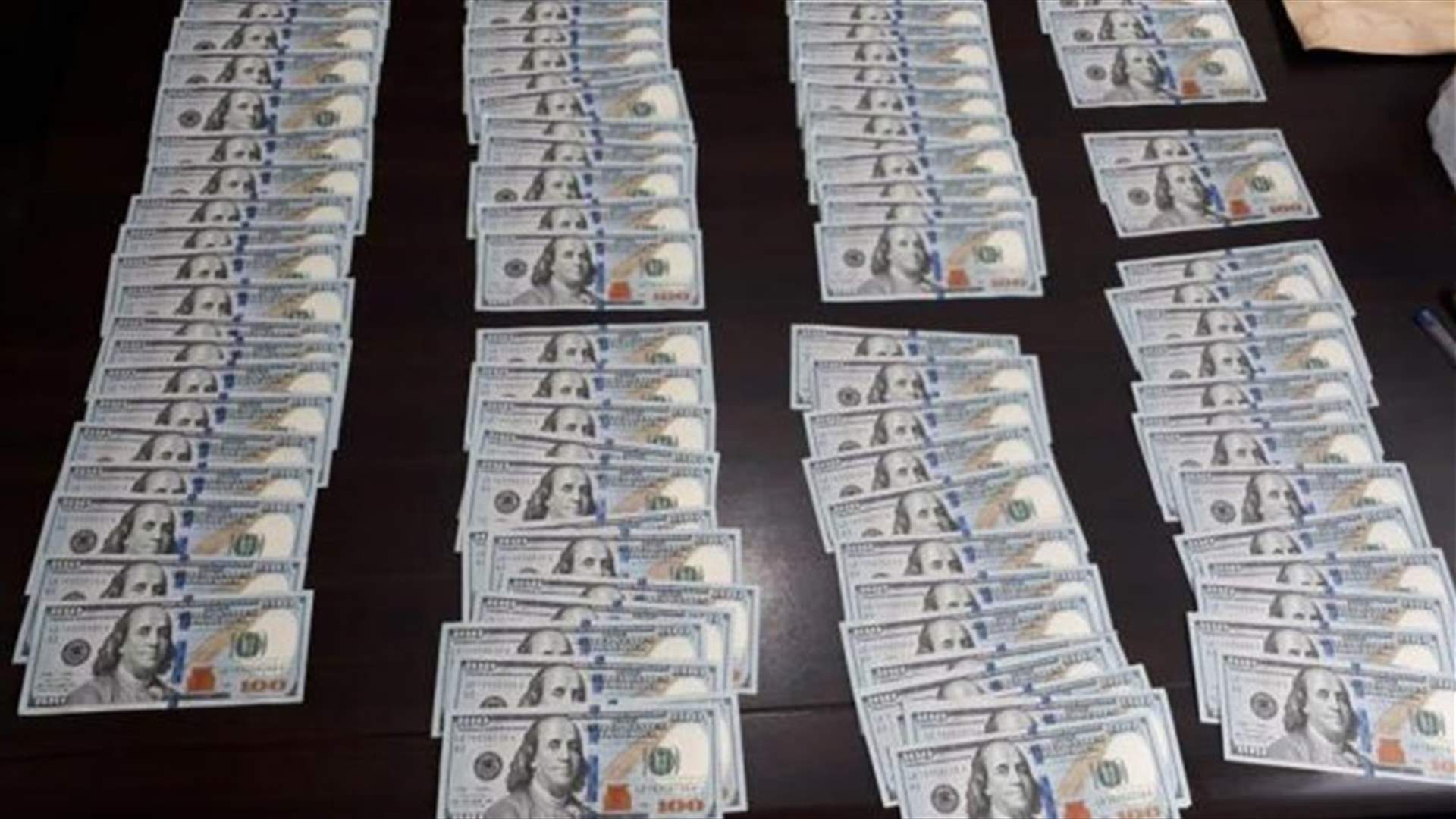 توقيف احد افراد عصابة لترويج العملة المزيفة وضبط مبلغ 10400 دولار مزيف