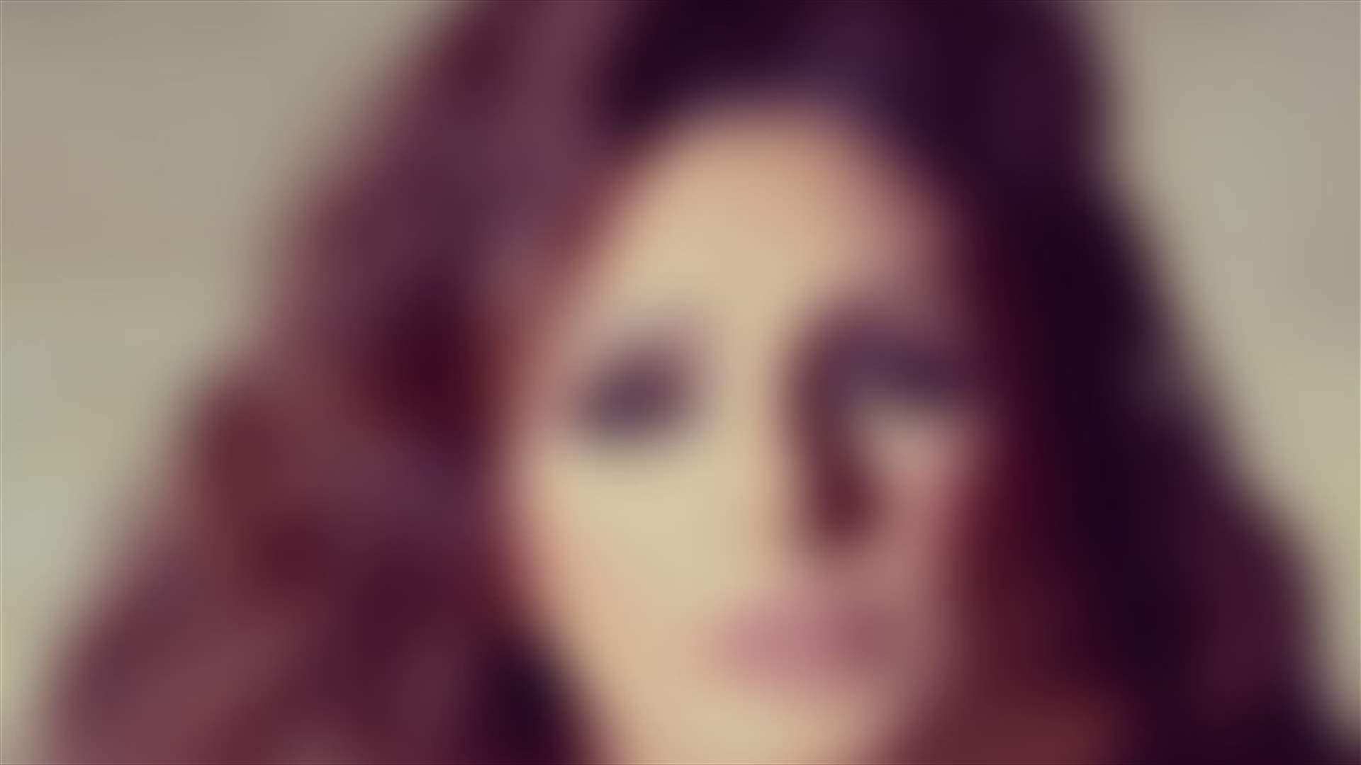 موقف محرج لنجمة عربية على المسرح.. توقّفت عن الغناء بسبب الذباب! (فيديو)
