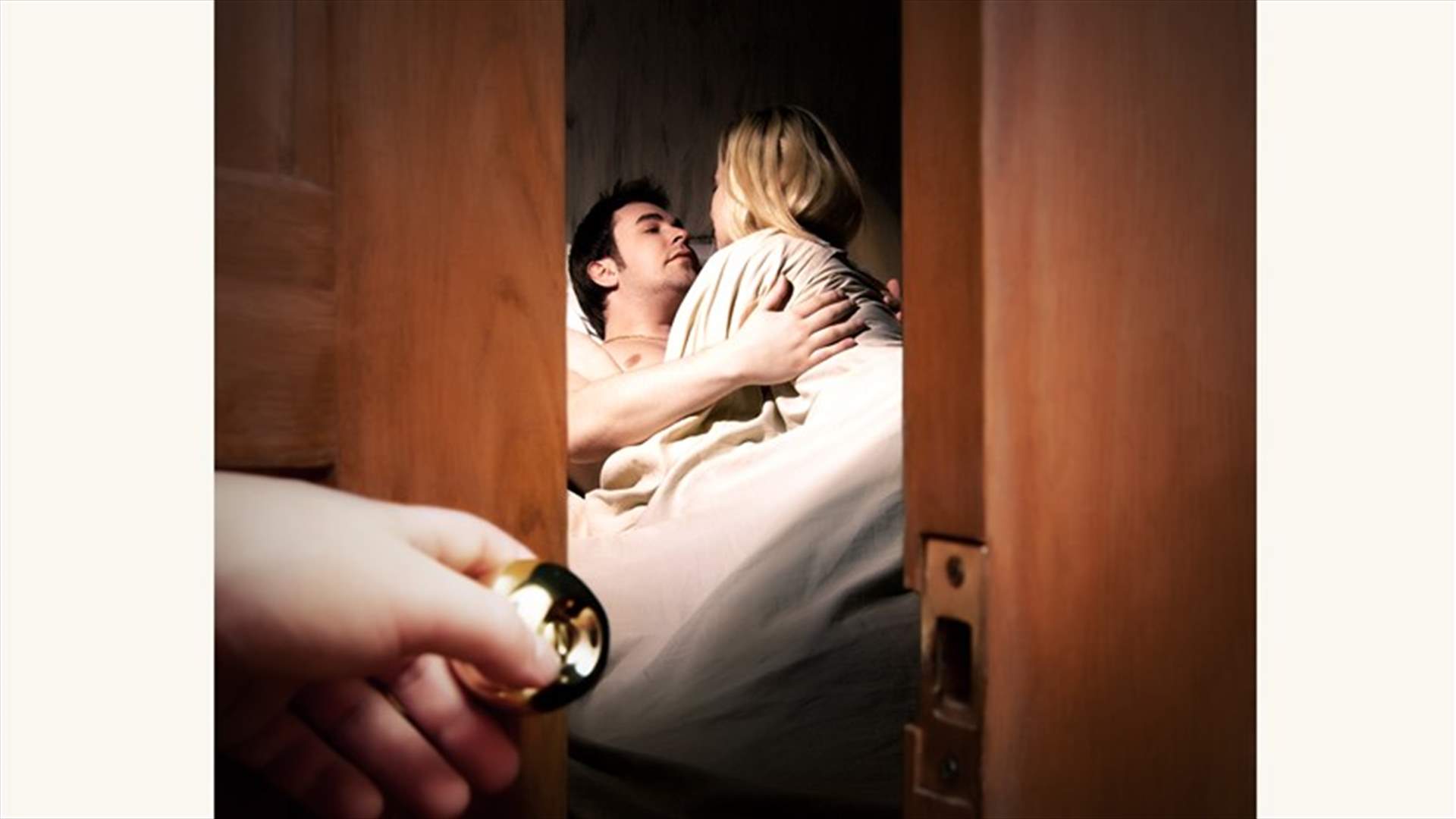 ضبط زوجته بمشهد حميم مع عشيقها... وبعدها وقعت الكارثة!