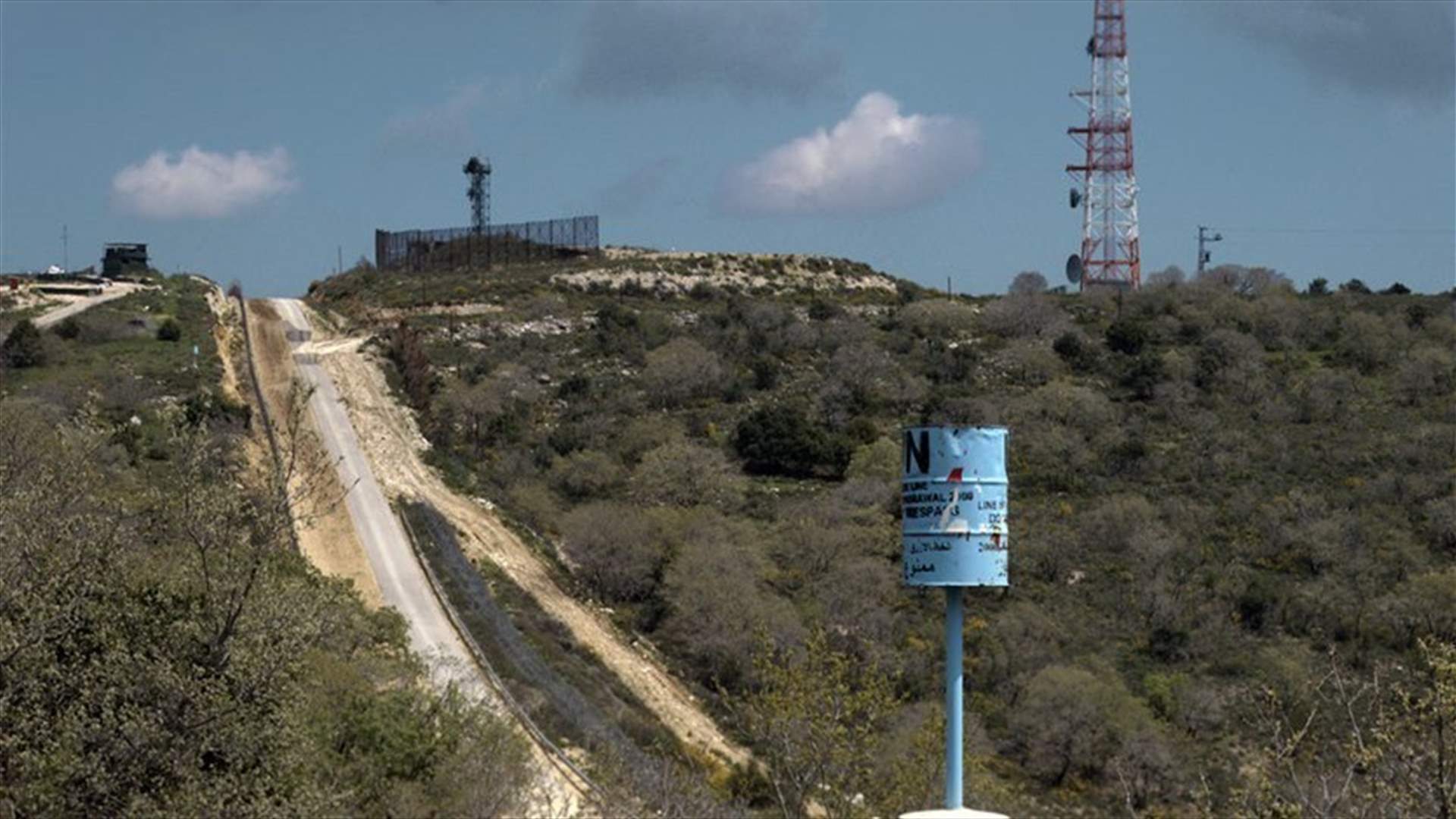 Israel erects earthen berms along Blue Line – [PHOTOS]