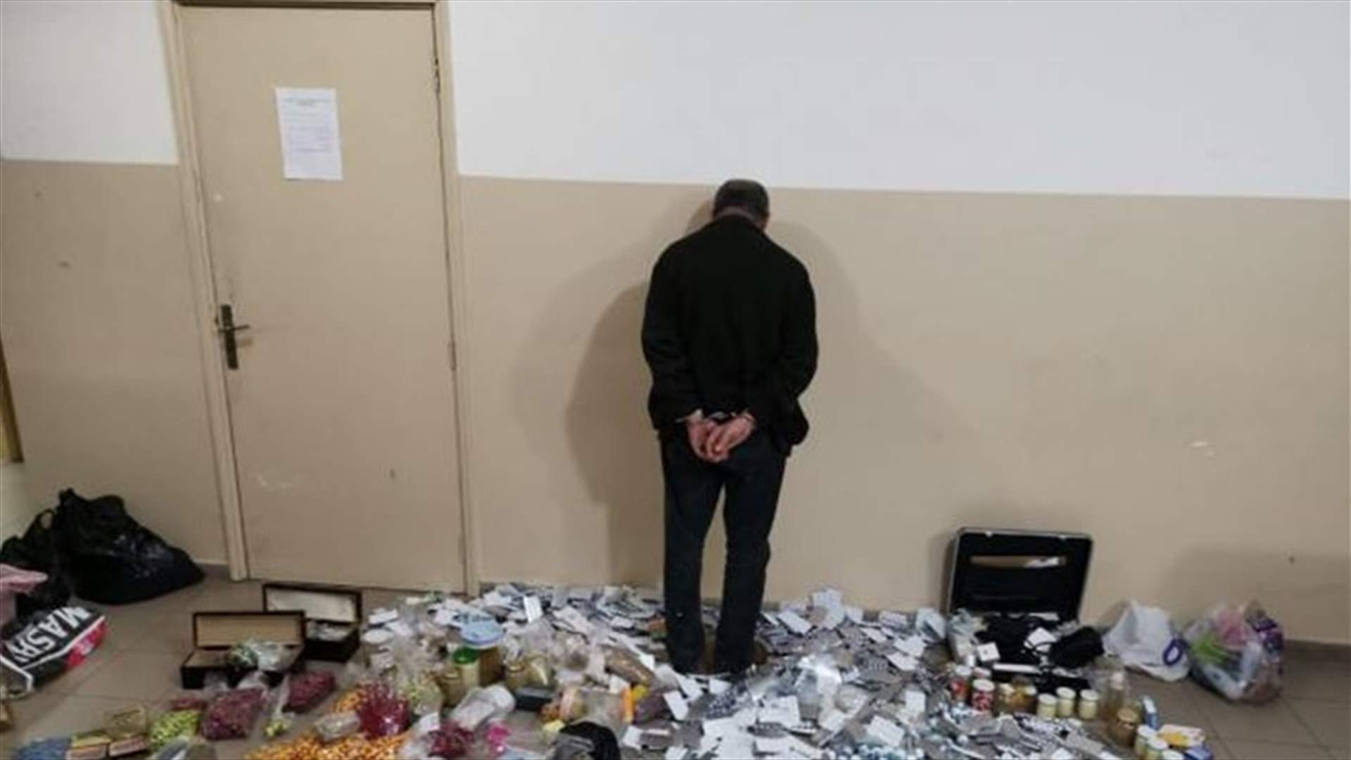 توقيف منتحل صفة طبيب يعالج المصابين بمرض السرطان... وهذا ما ضبط بحوزته (صور)