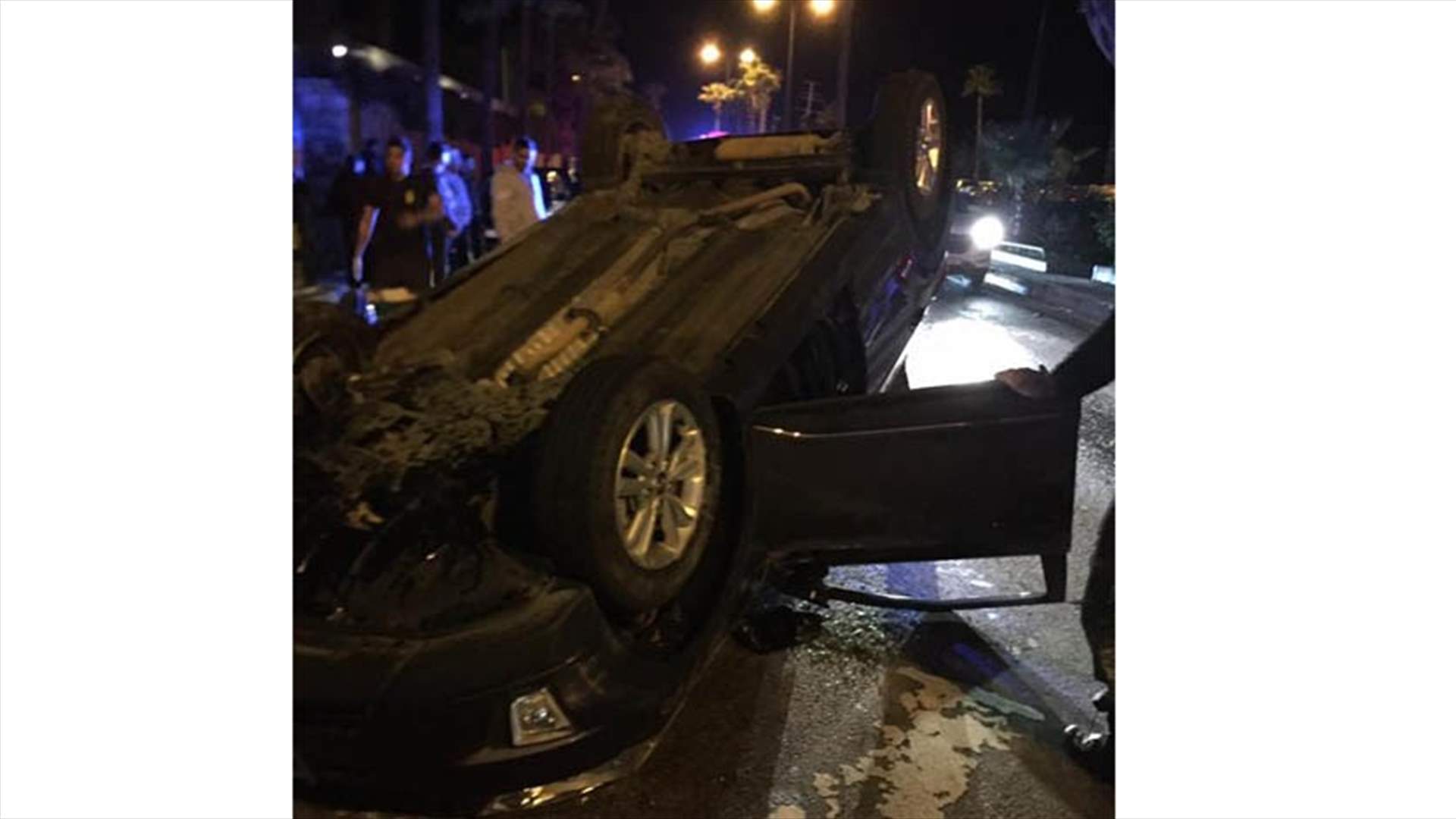 اصابة امرأة اثر انقلاب سيارة على طريق عين المريسة
