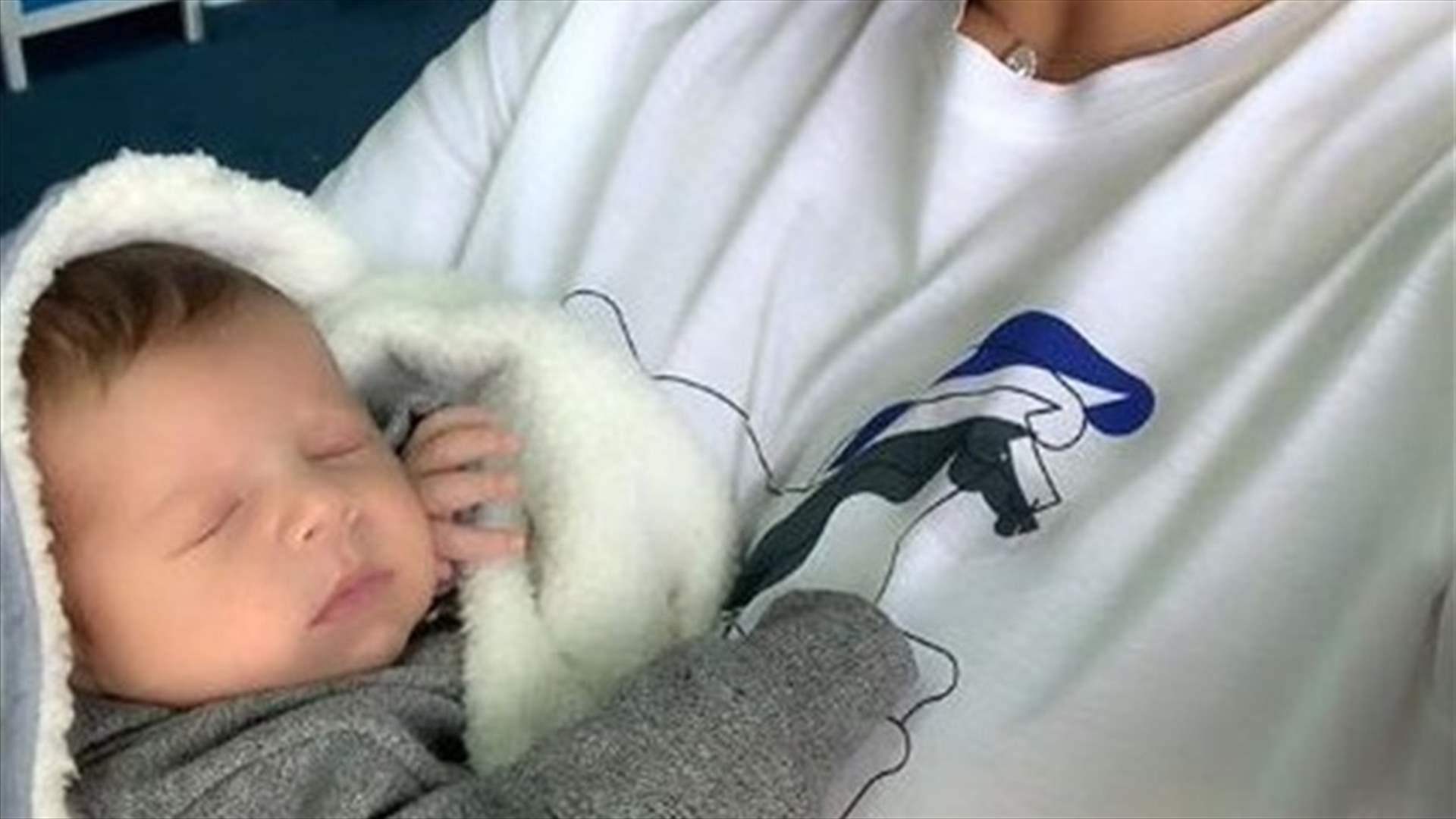 أوّل شخصية لبنانية مشهورة تتبنّى طفلاً.. إليكم الصورة الأولى!