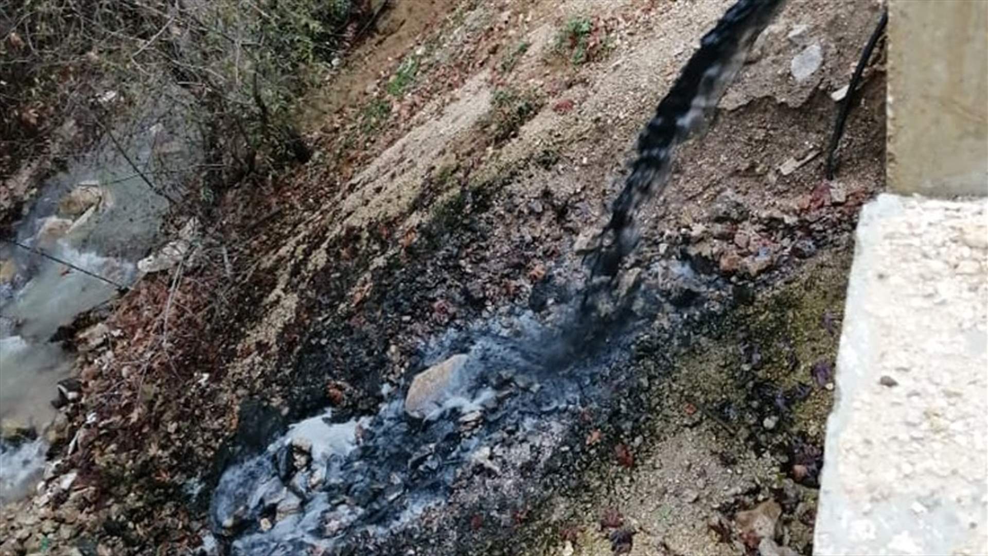 مصلحة الليطاني: هذا هو سبب تحول مياه نهر البردوني الى اللون الاسود
