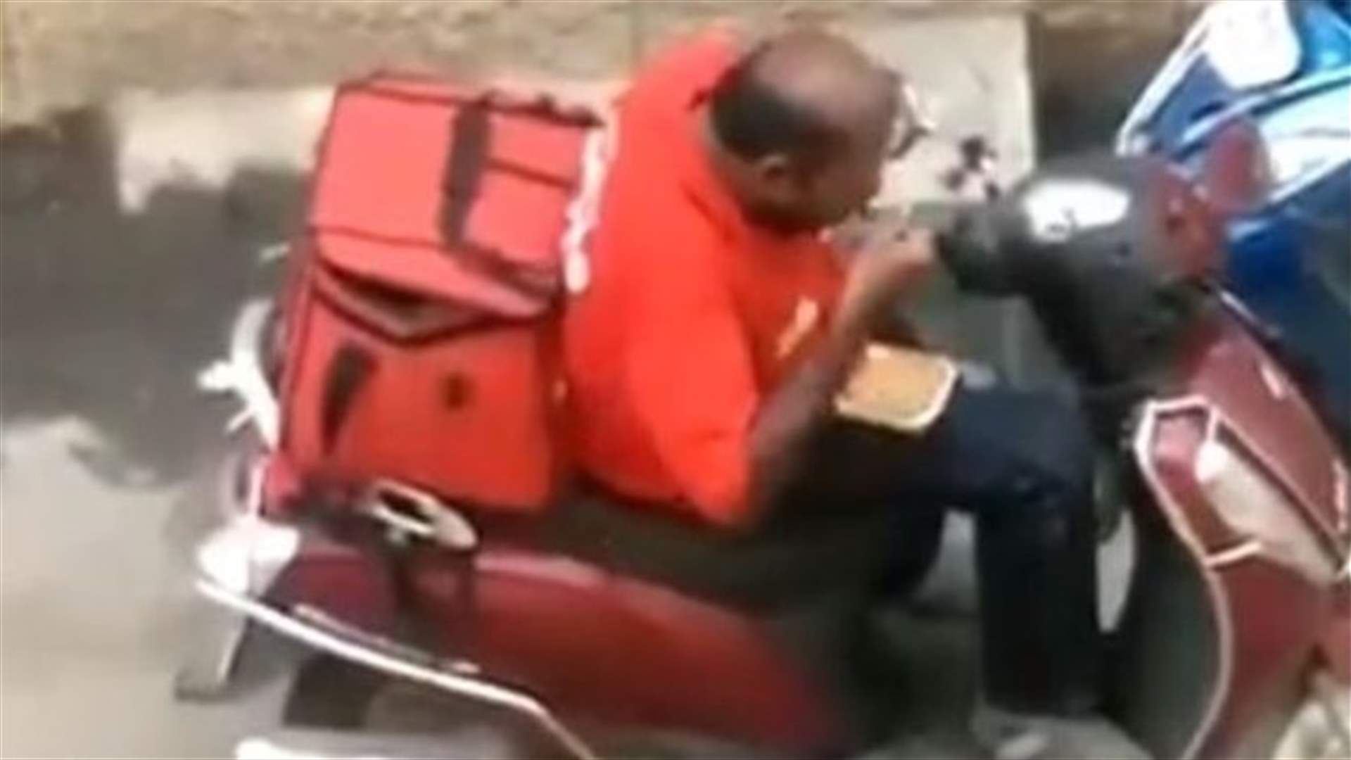 ماذا فعل عامل الدليفري بوجبة أحد الزبائن؟ (فيديو)