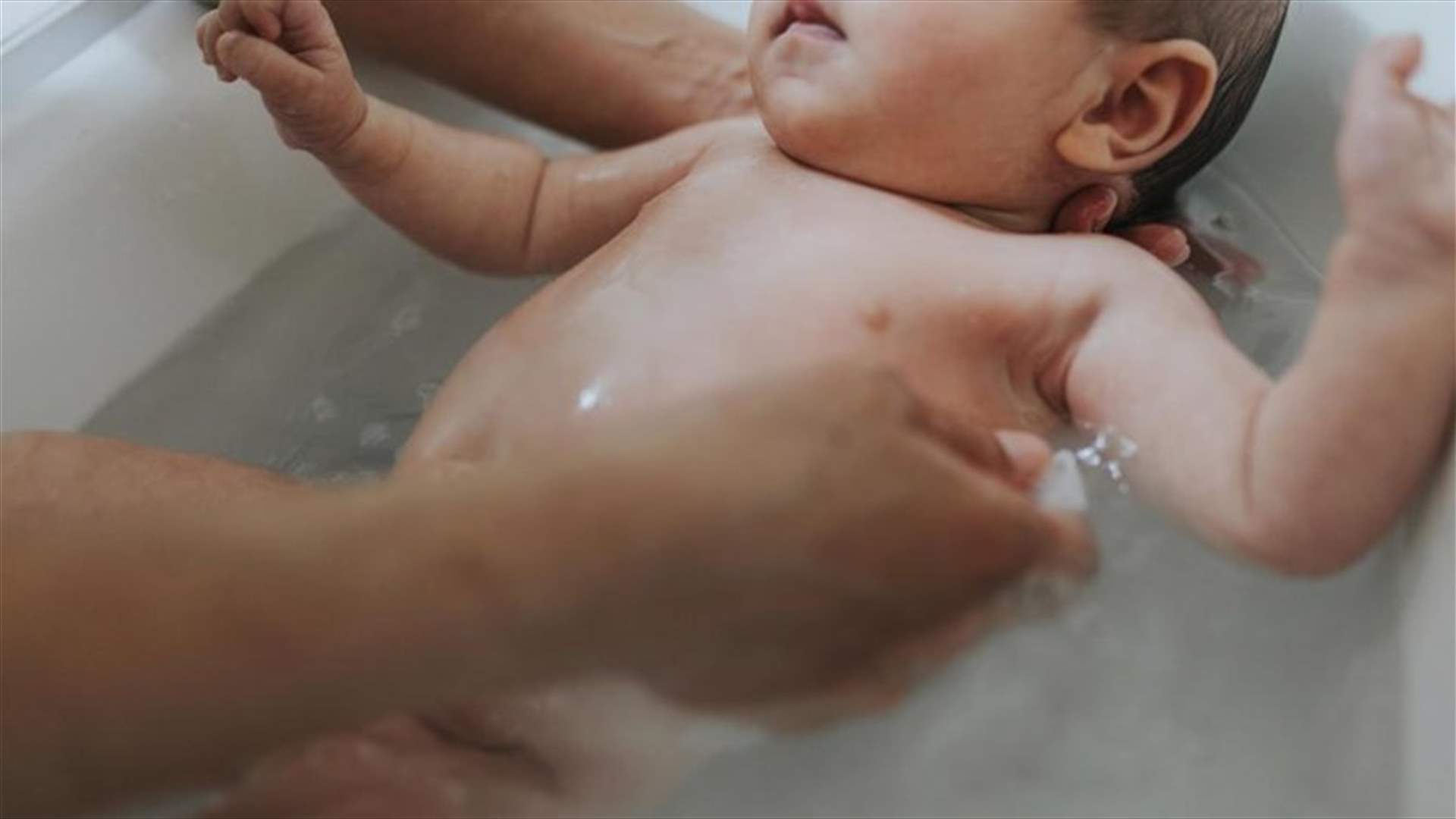 وضعت رضيعها في حوض الاستحمام وخرجت... فوقعت الفاجعة!
