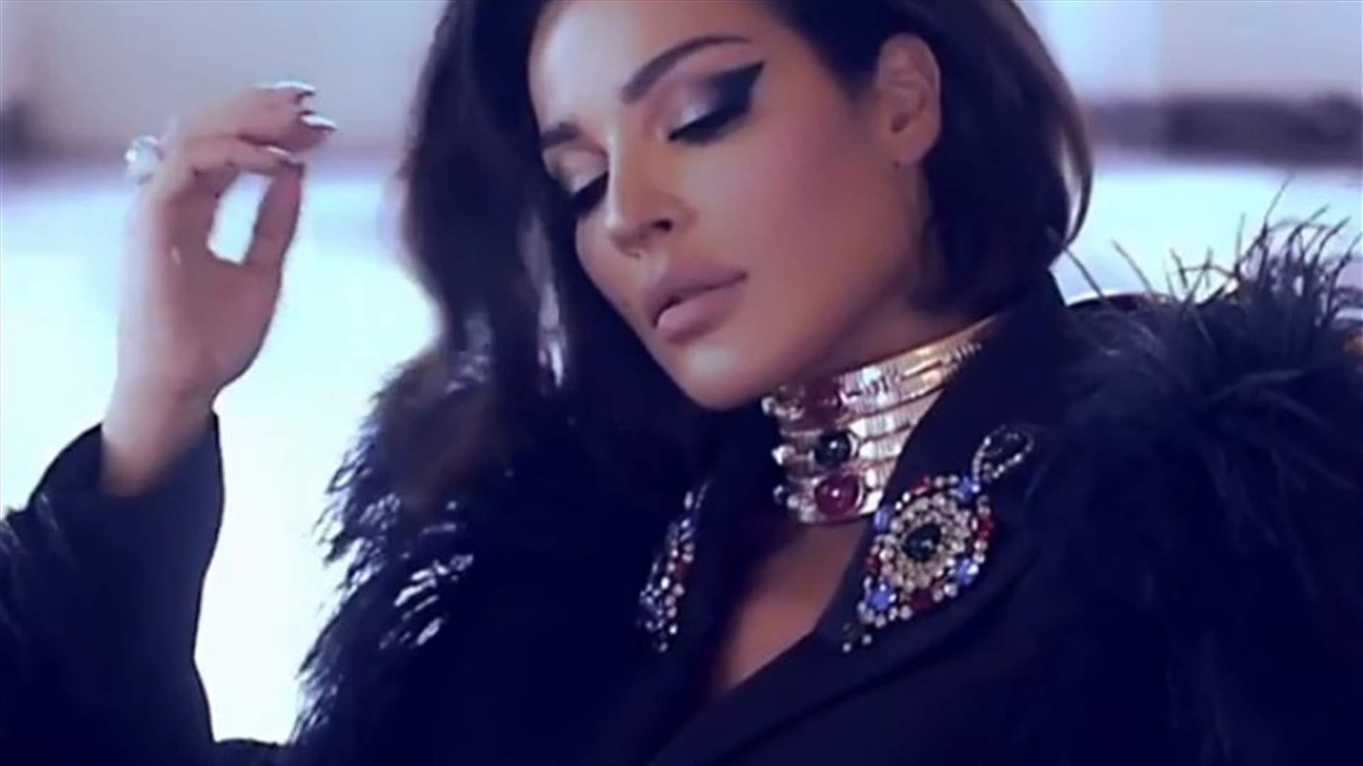 نادين نسيب نجيم "مهسترة".. إستيقظت على صوت إنذار الحريق في الفندق (فيديو)