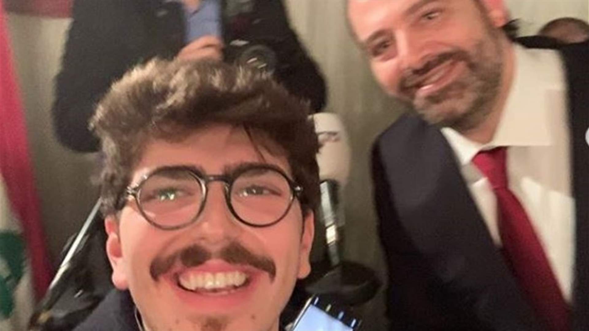 كوميدي لبناني يعبّر عن حبّه للرئيس سعد الحريري بطريقة طريفة (فيديو)