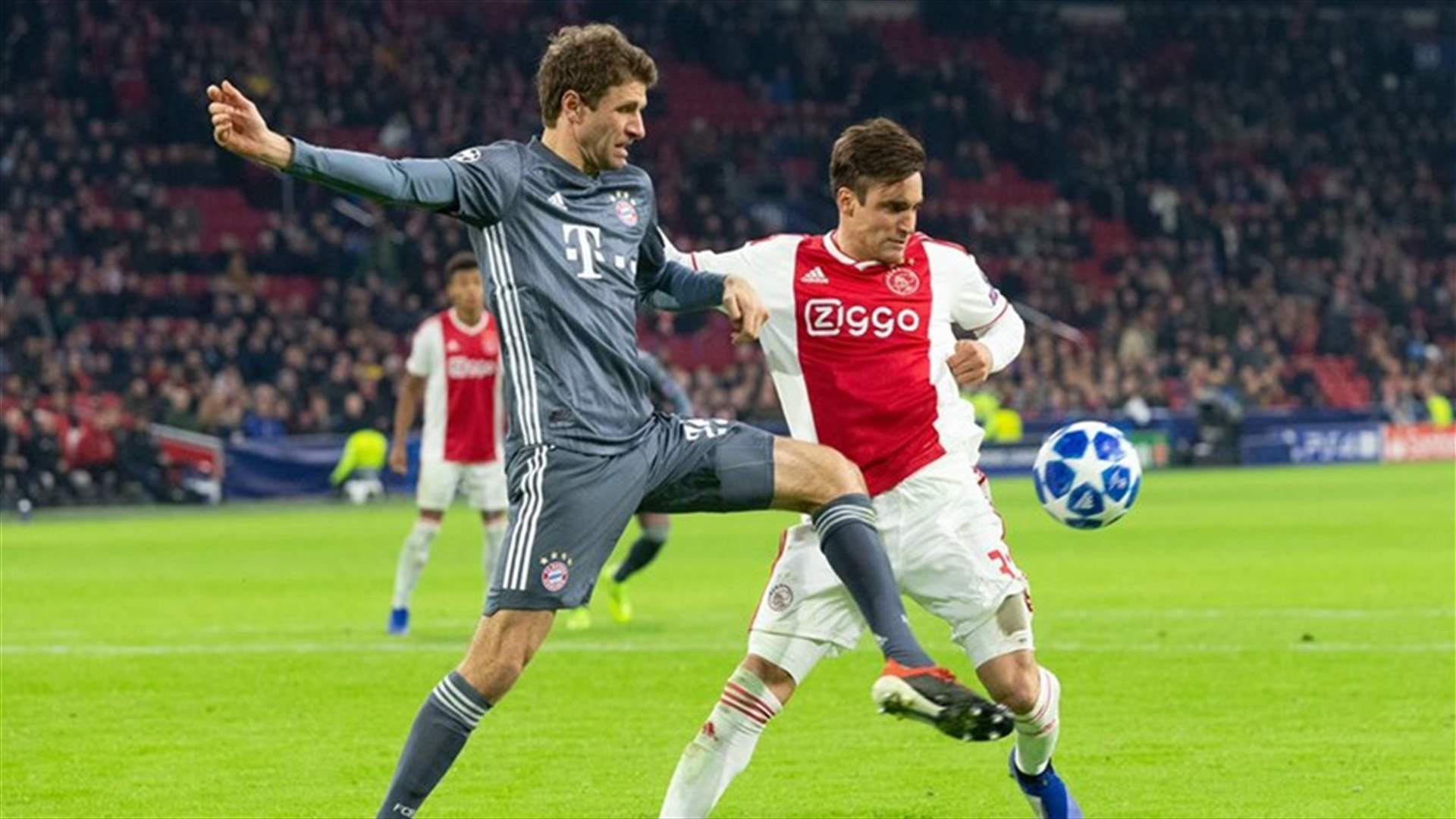 توماس مولر يلعب "الكارتيه" أثناء مباراة في دوري أبطال أوروبا (فيديو)