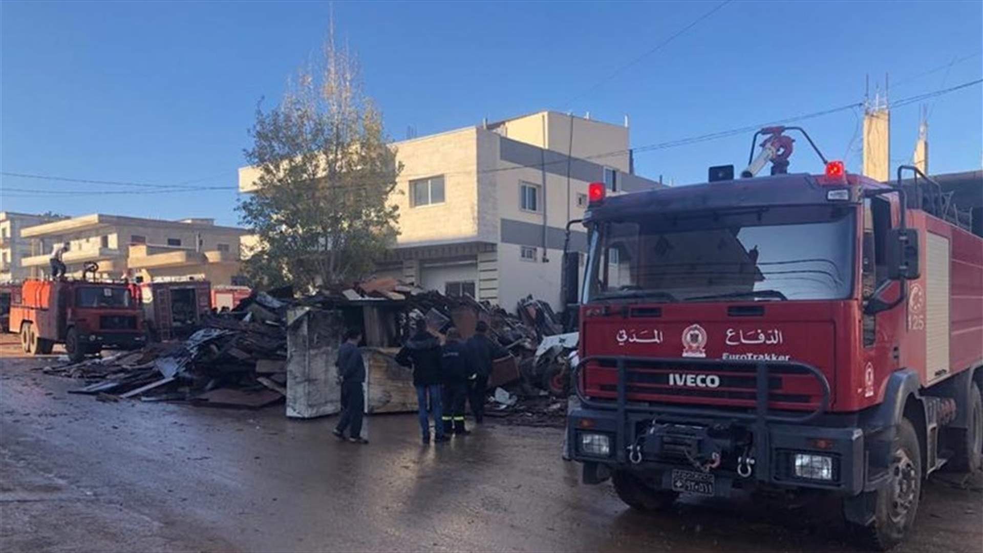 إخماد حريق في مستودع للأثاث في مجدل عنجر (صور)