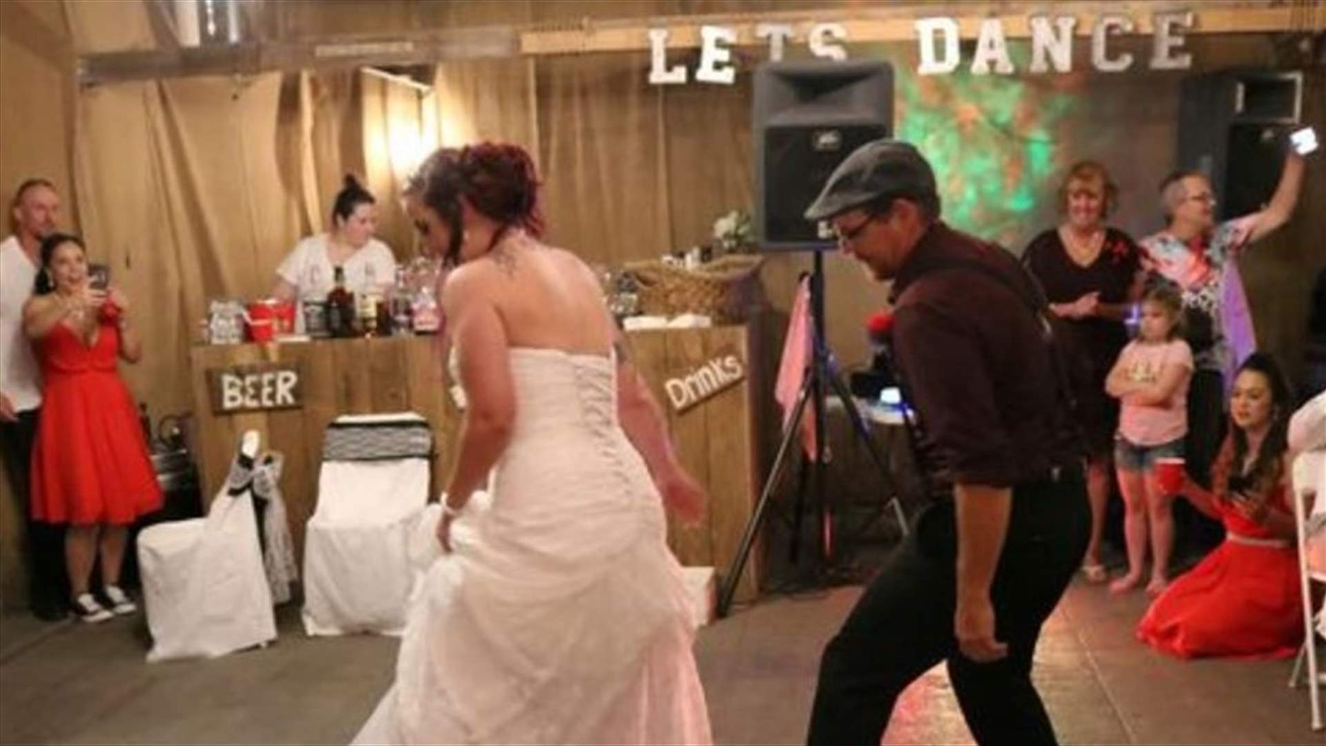 عروس فاجأت المدعوين يوم زفافها... شاهدوا كيف رقصت مع والدها بطريقة مميزة!