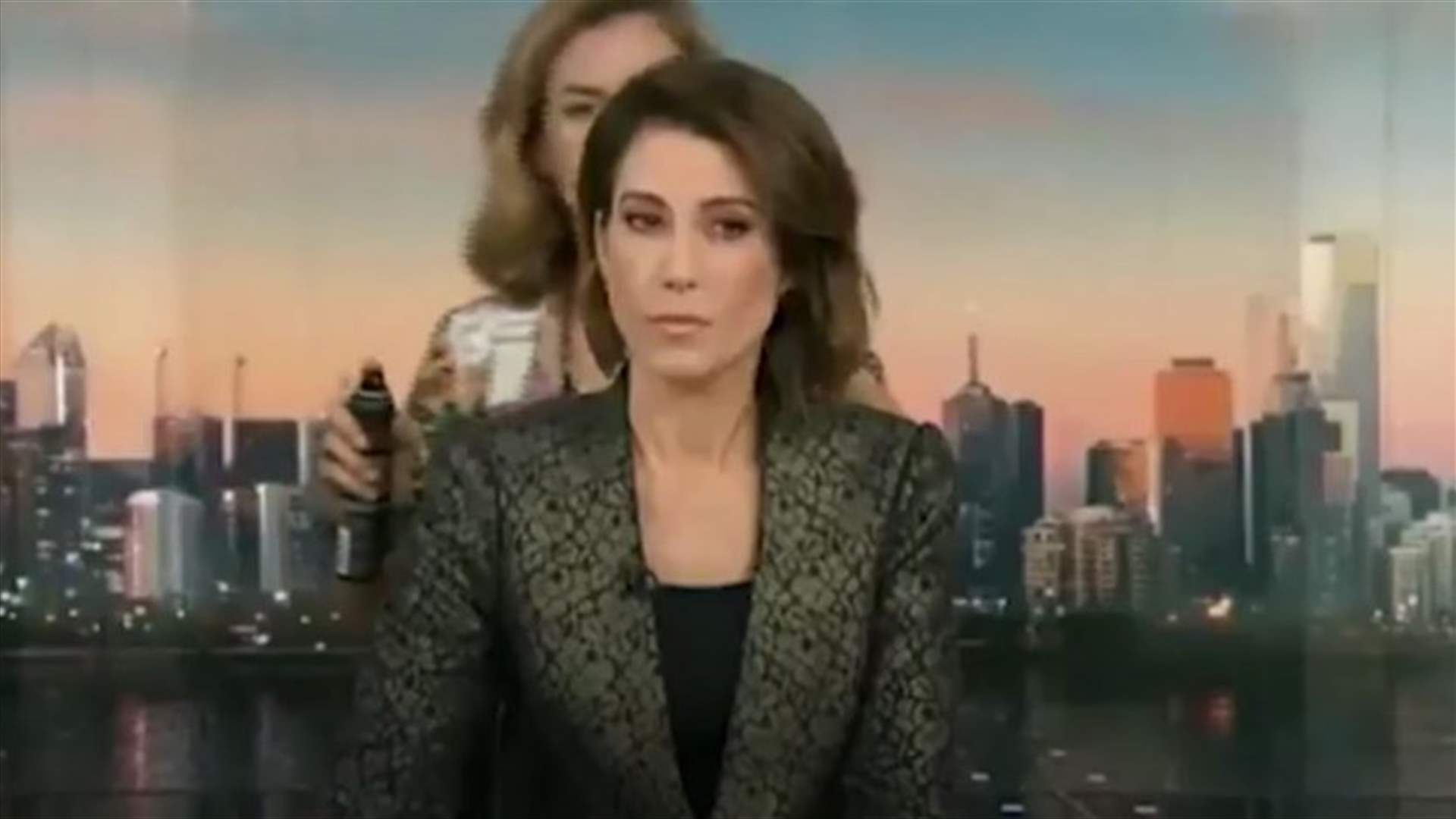 مذيعة أخبار في موقف غريب مباشرة على الهواء... ماذا فعلت مصفّفة الشعر؟