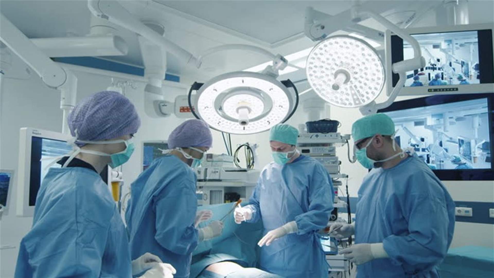 عامل ينجو من الموت بأعجوبة بعد اختراق قضبان معدنية جسده