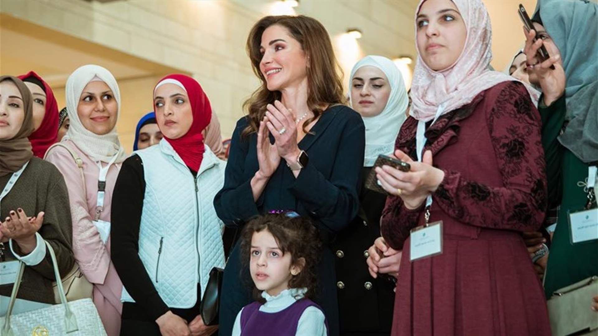 ما قصّة الطفلة التي رافقت الملكة رانيا في جولتها؟ (فيديو)
