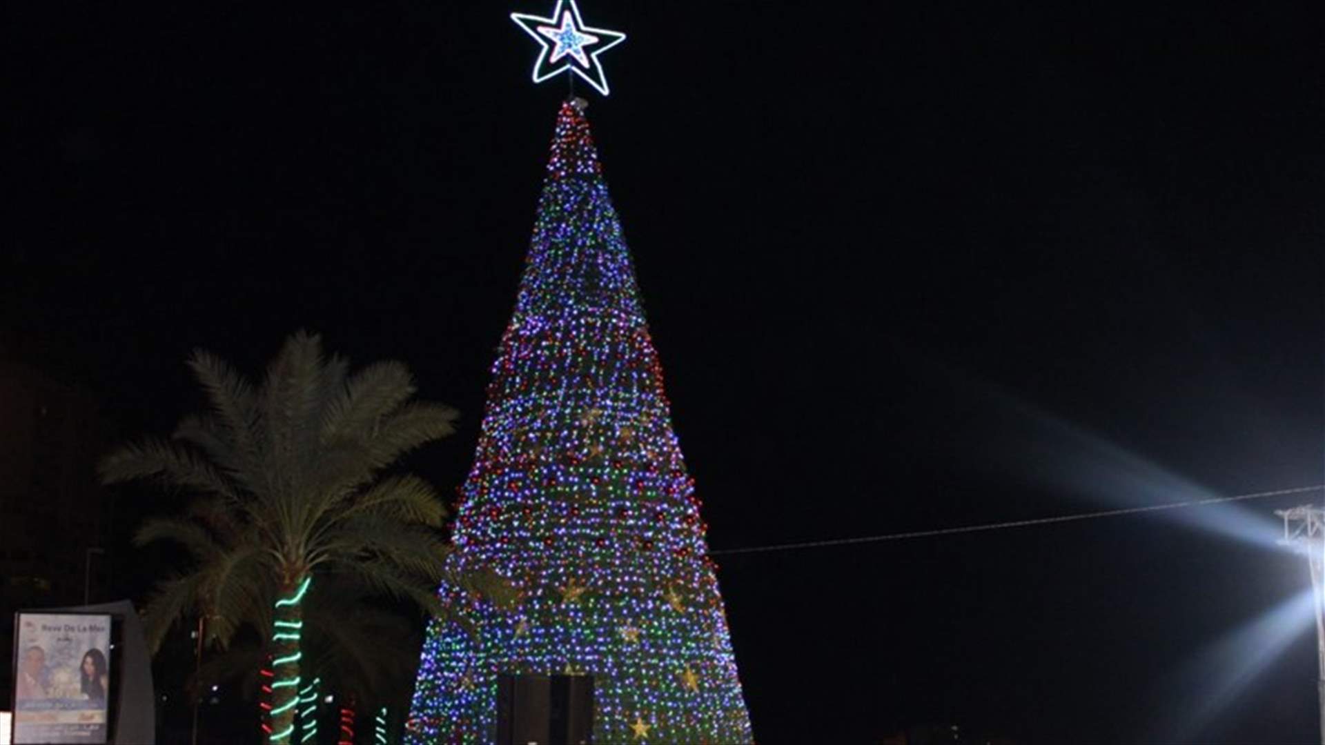 إضاءة شجرة الميلاد عند مدخل مدينة صور