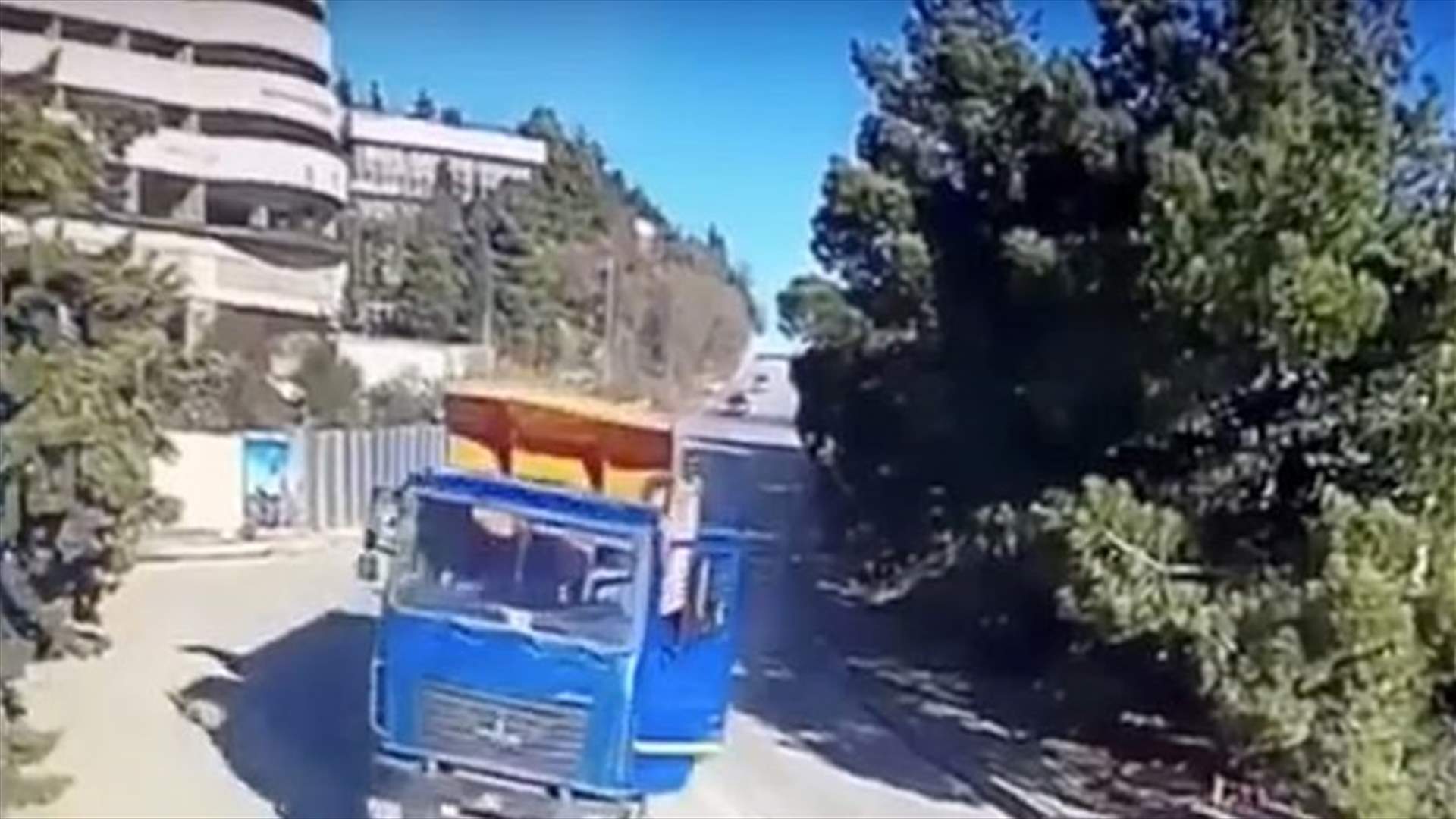 سائق شاحنة خارجة عن السيطرة يقفز منها في اللحظة الأخيرة (فيديو)