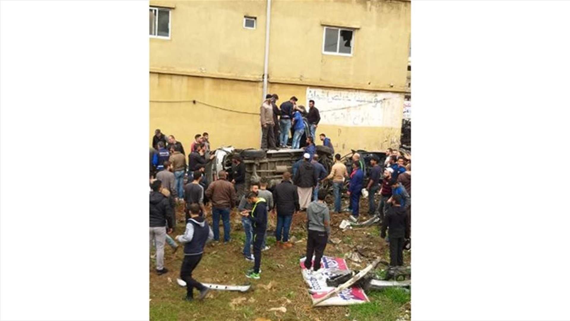 انقلاب فان على طريق جسر عرقة - عكار (صور)