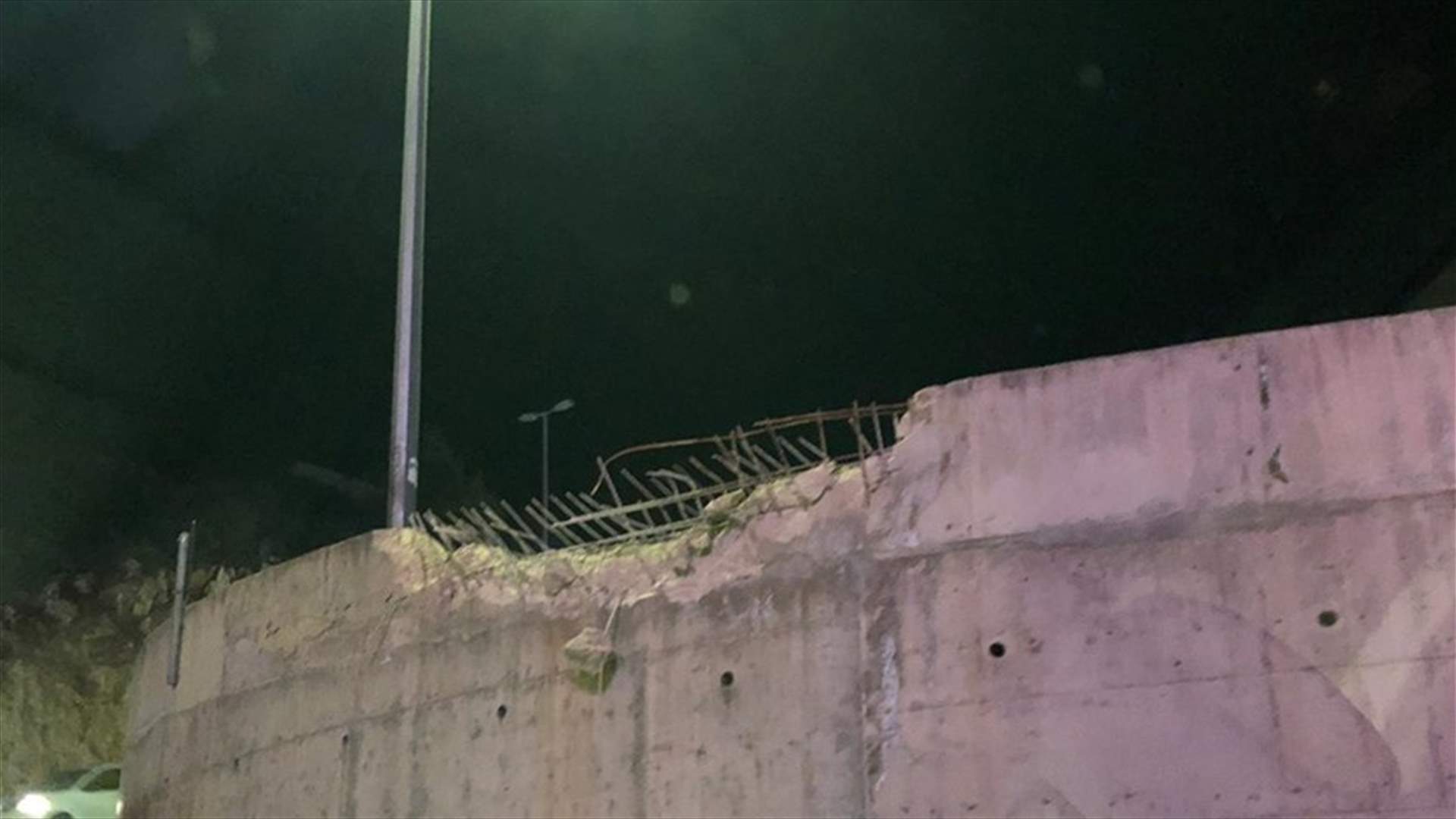 اصطدام سيارة بحاجز الطريق الإسمنتي في كفرياسين - طبرجا... وسقوط جريحين (صور)
