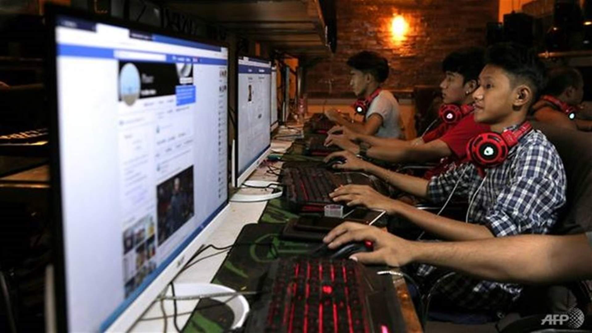 فيسبوك يحذف المزيد من حسابات "ميانمار" بسبب صلاتها بالجيش