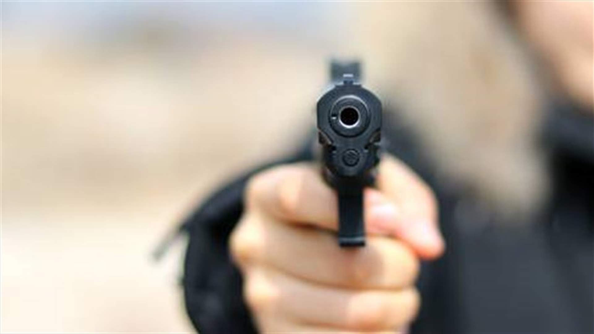 هدد عنصراً من الدرك بالقتل وشهر مسدسه بوجهه...