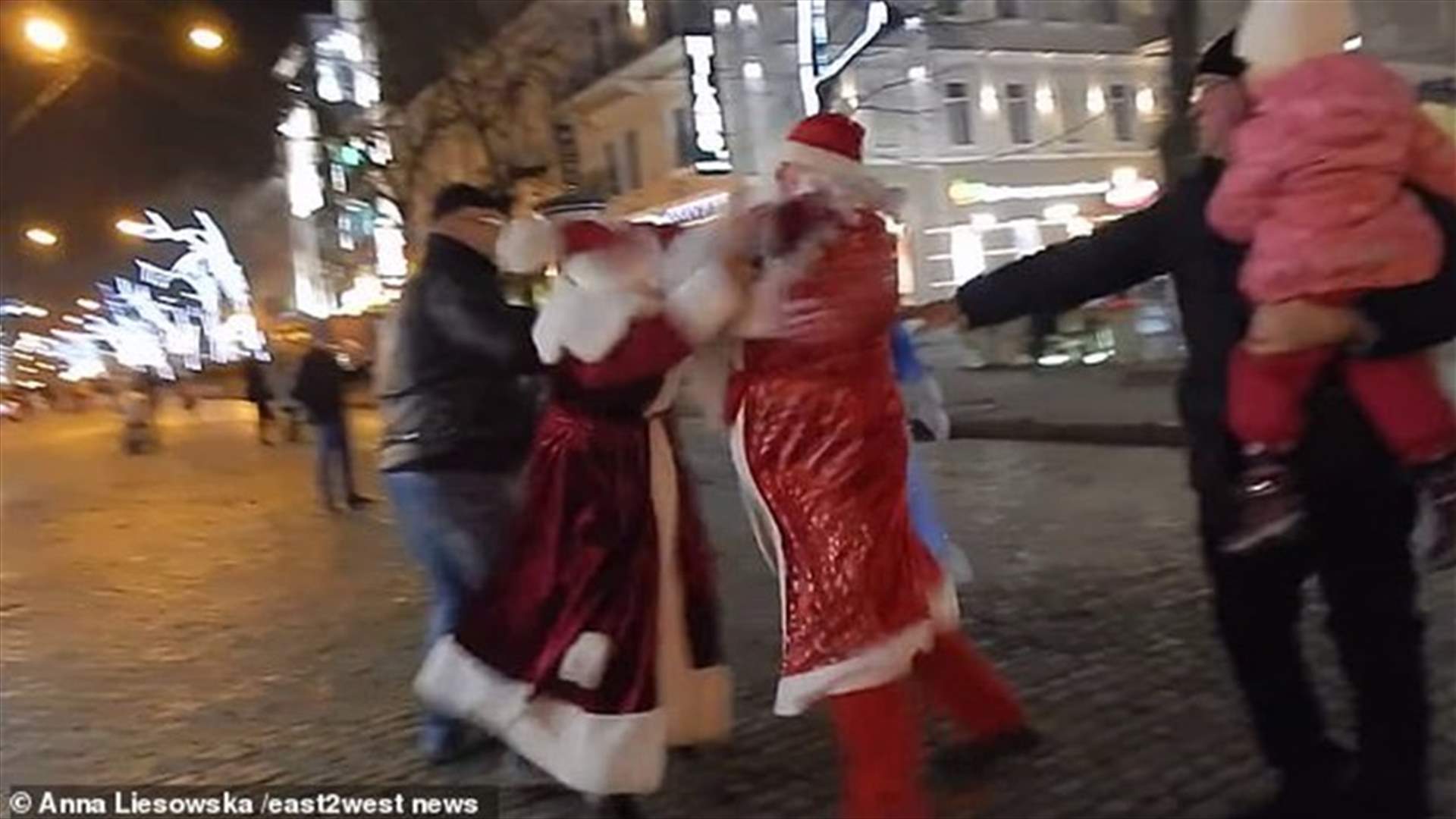 شجار عنيف بين رجلين بزي بابا نويل في الشارع يبكي الأطفال (فيديو)