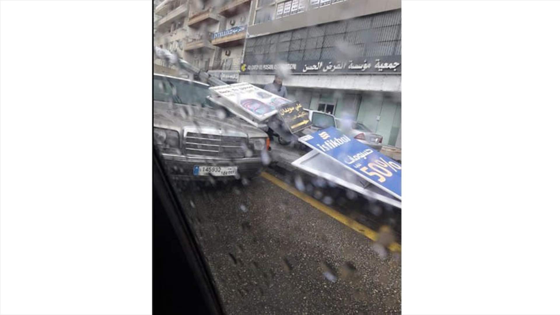 الأمطار الغزيرة تسببت بحوادث سير في صور... وسقوط عمودي كهرباء